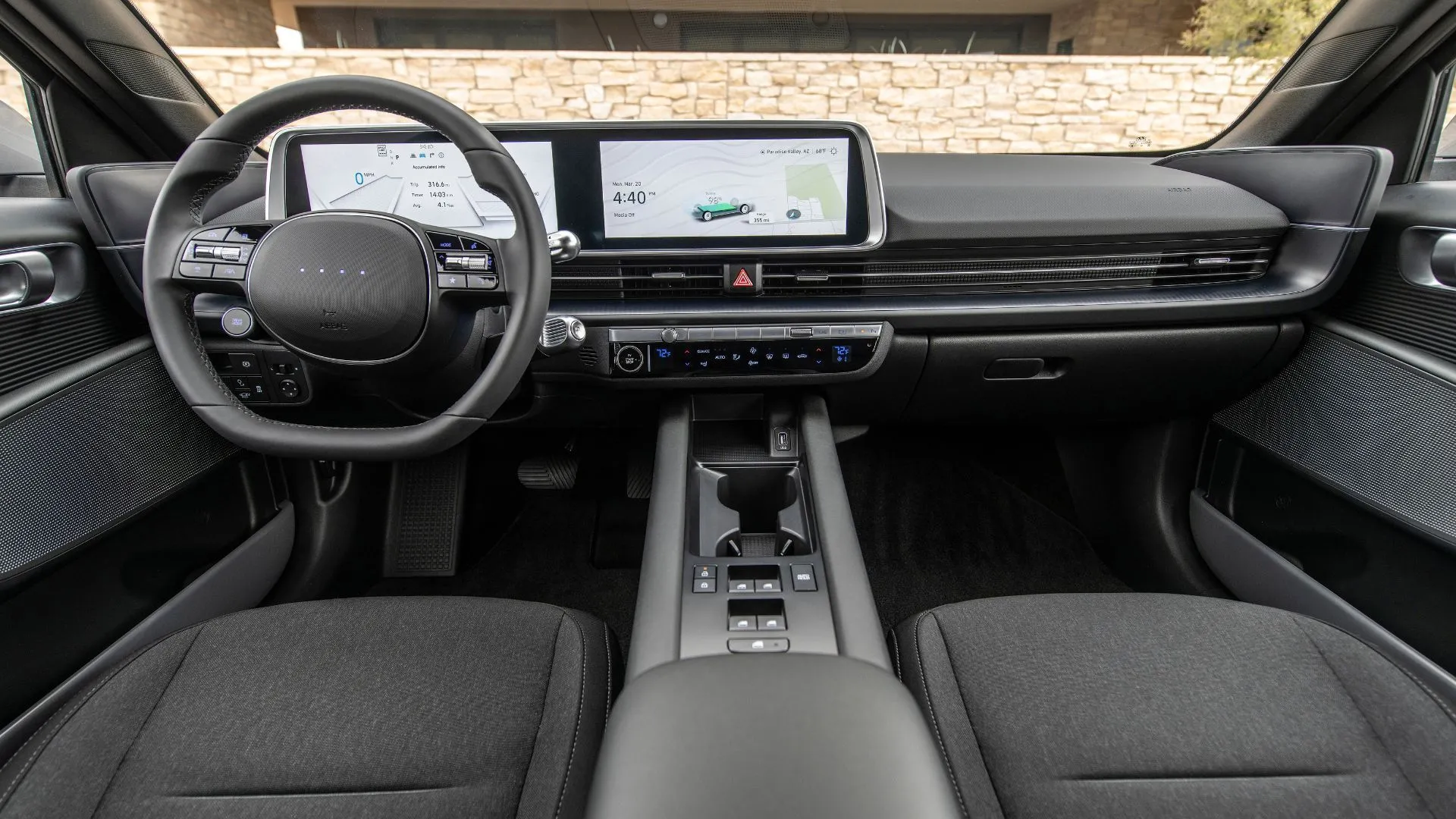 Bảng điều khiển Hyundai Ioniq 6 2025 SE với vô lăng và màn hình thông tin giải trí kép 12.3 inch, mang đến không gian lái hiện đại.