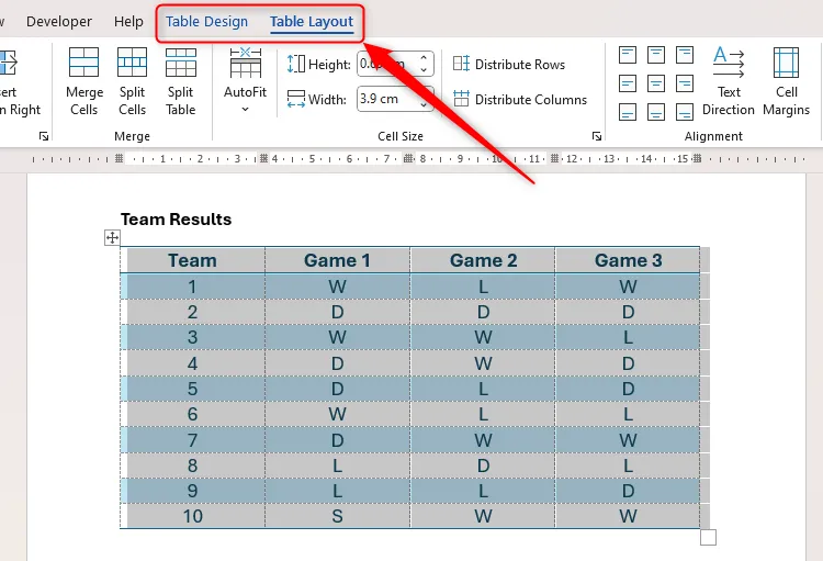 Bảng trong Word đang được chọn, với các tab &quot;Table Design&quot; (Thiết kế Bảng) và &quot;Table Layout&quot; (Bố cục Bảng) được tô sáng để chỉnh sửa.