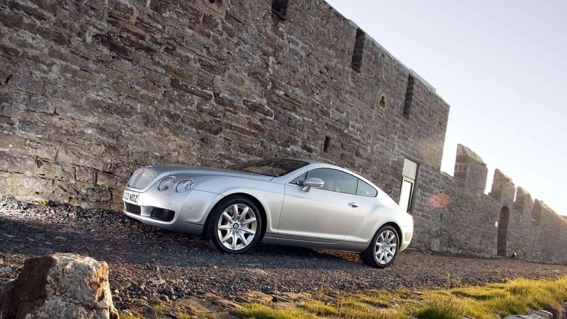 Bentley Continental GT 2003 màu xanh đậm, toát lên vẻ sang trọng vượt thời gian của dòng xe Grand Tourer Anh Quốc