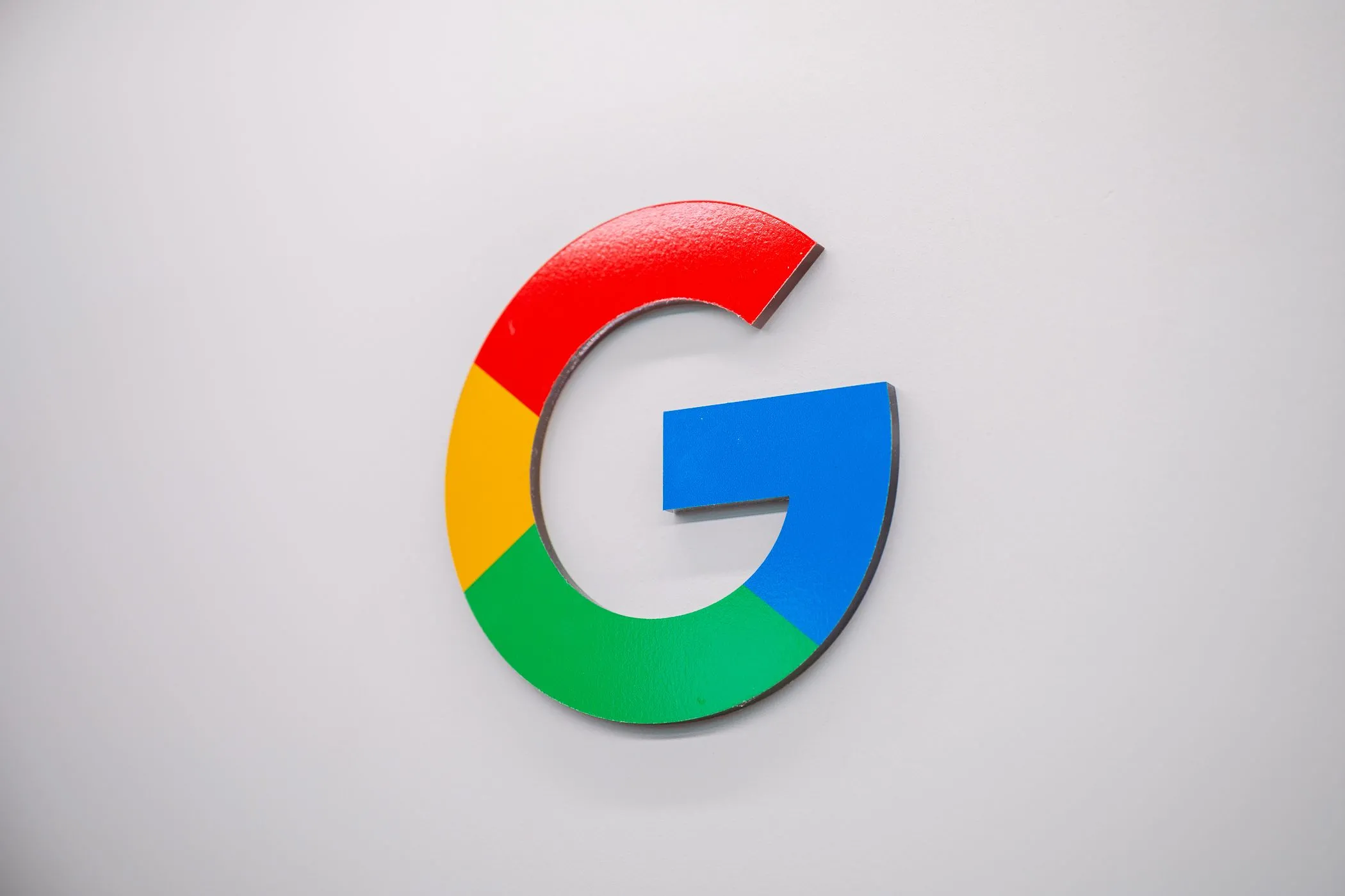 Biểu tượng Google AI với ánh sáng xanh, tượng trưng cho gói đăng ký Google AI Ultra.