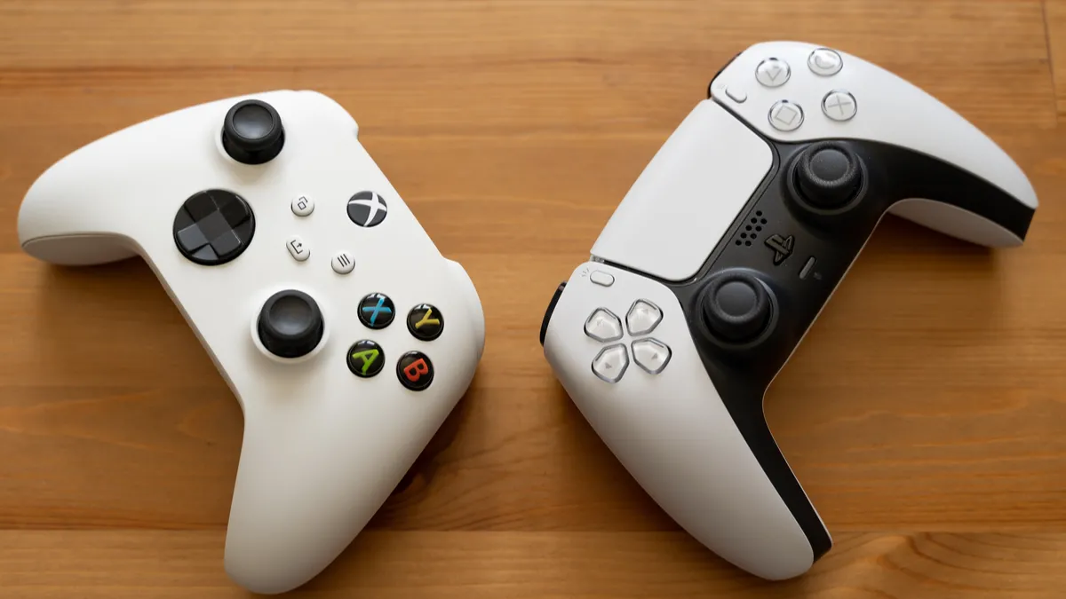 Biểu tượng PlayStation Plus và Xbox Game Pass, thể hiện sự cạnh tranh giữa hai dịch vụ game đăng ký hàng đầu trên thị trường console