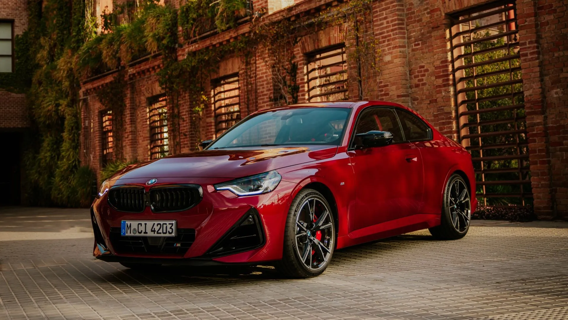 BMW 2-Series Coupe 2025, một lựa chọn thể thao hơn so với Gran Coupe, với thiết kế năng động.
