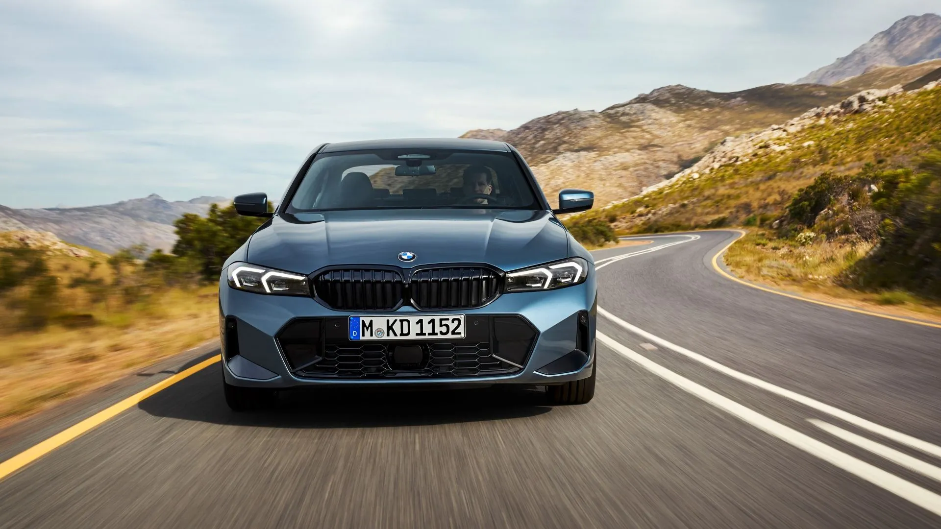 BMW 3-Series 2025 màu xanh ngọc lam mới, góc nhìn chính diện, đèn pha sắc nét