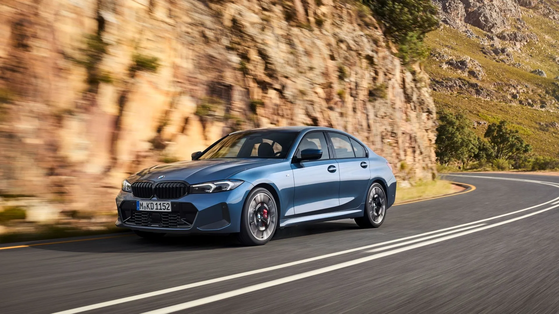 BMW 330i 2025 màu đen bóng đang di chuyển, thể hiện động lực lái đặc trưng của dòng sedan 3-Series danh tiếng