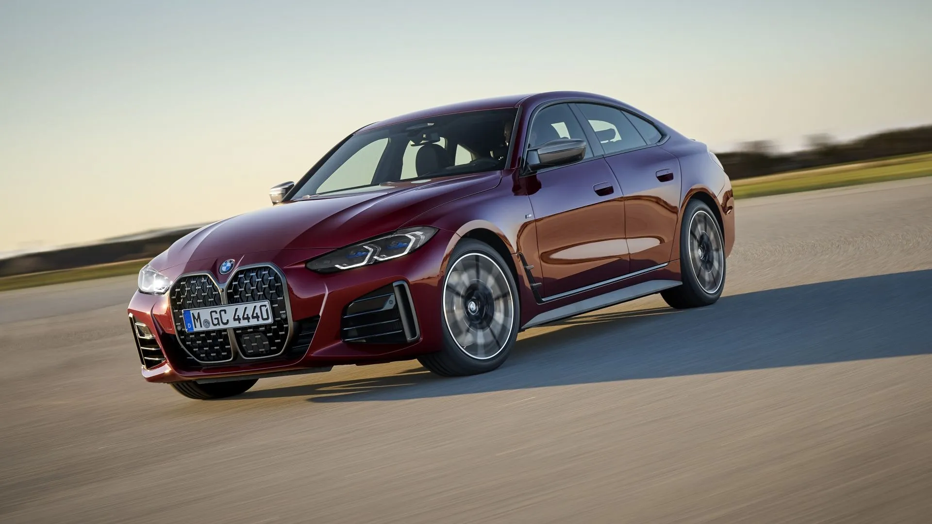 BMW 4-Series Gran Coupe 2025 màu xám, góc 3/4 phía trước, thể hiện vẻ ngoài thể thao và thanh lịch của mẫu sedan fastback cao cấp