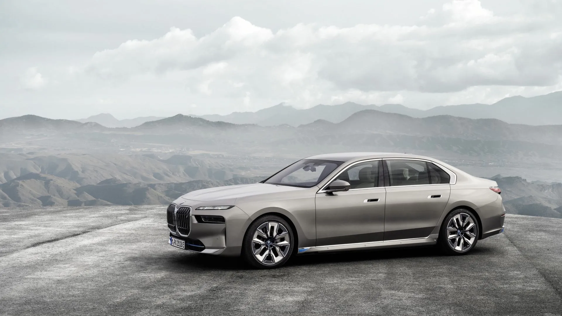 BMW 7-Series 2025 nhìn từ góc 3/4 phía trước, thể hiện sự sang trọng và công nghệ lái xe hiện đại