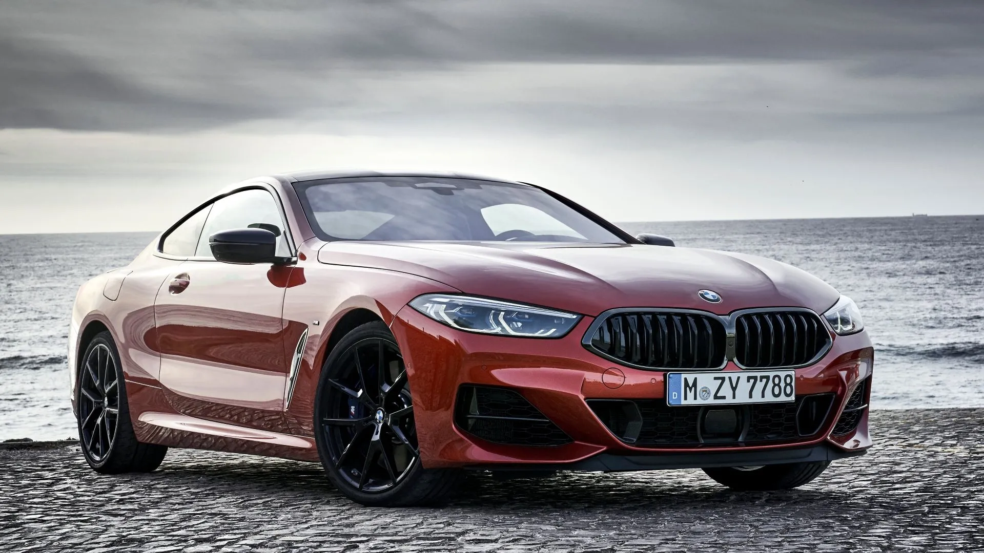 BMW 8-Series Coupe 2019 màu xám bạc đang đậu, toát lên vẻ ngoài đẳng cấp và hiện đại của dòng xe Grand Tourer đầu bảng