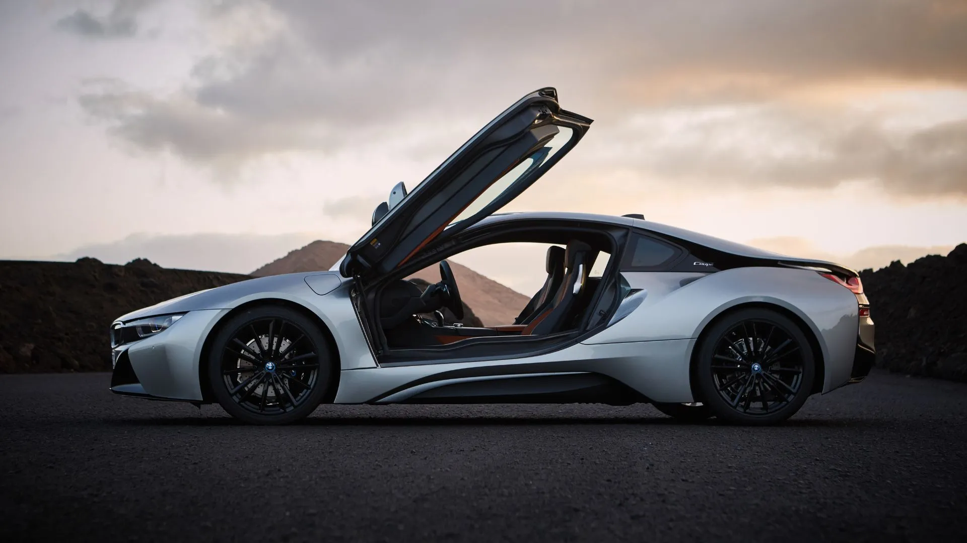 BMW i8 Coupe đời 2017 màu bạc với cửa cánh chim mở, biểu tượng của xe thể thao plug-in hybrid.