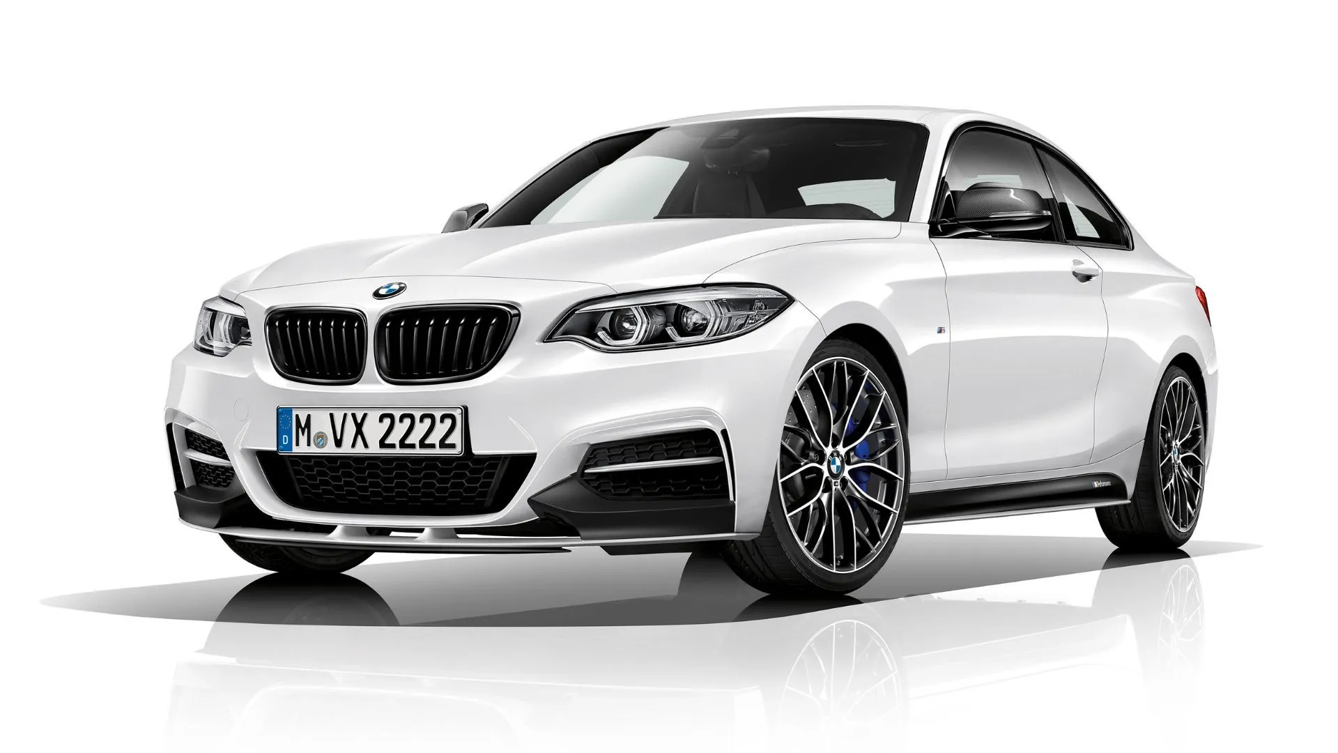BMW M240i xDrive Coupe 2017 màu trắng sang trọng trong studio, nổi bật thiết kế coupe thể thao và hiệu suất cao.