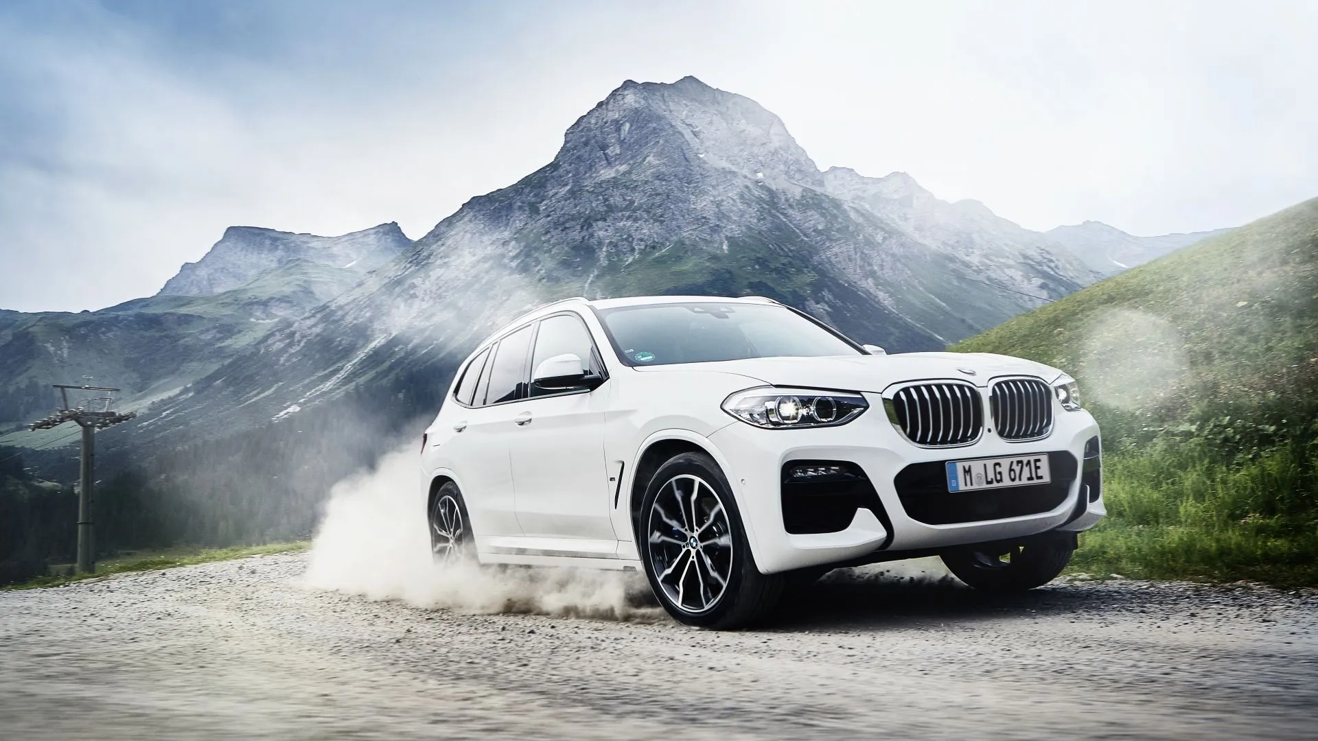 BMW X3 xDrive30e PHEV 2020 màu đen nổi bật, minh họa cho hiệu suất động cơ hybrid mạnh mẽ