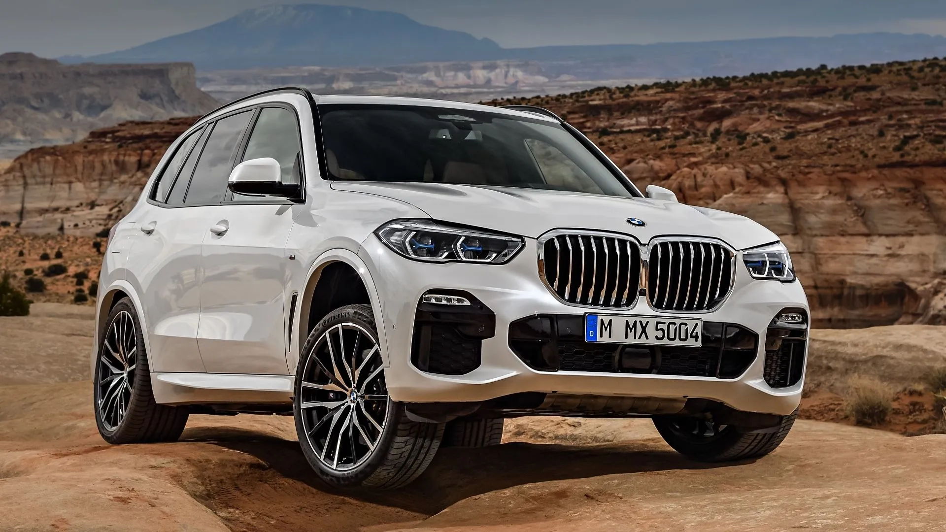 BMW X5 2019 màu xám bạc, mạnh mẽ và sang trọng trên con đường rộng mở
