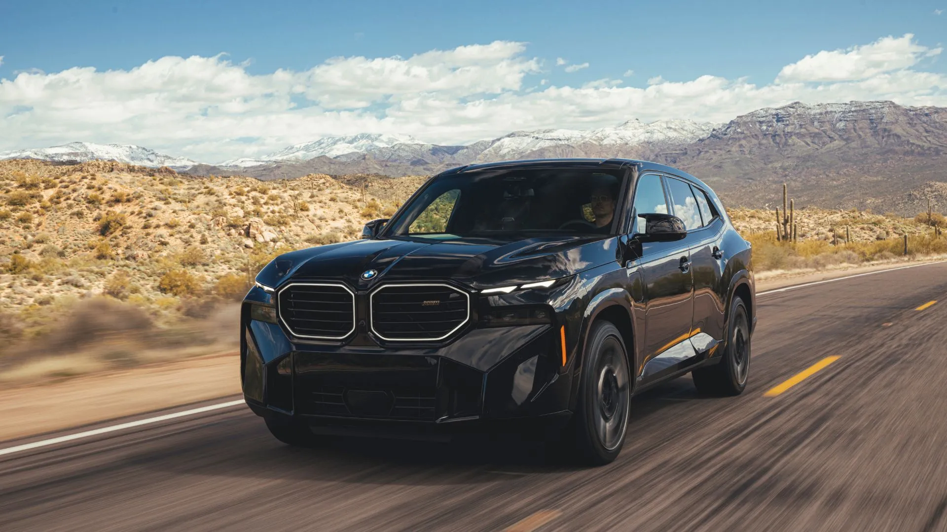 BMW XM 2025 màu đen mạnh mẽ trên đường núi