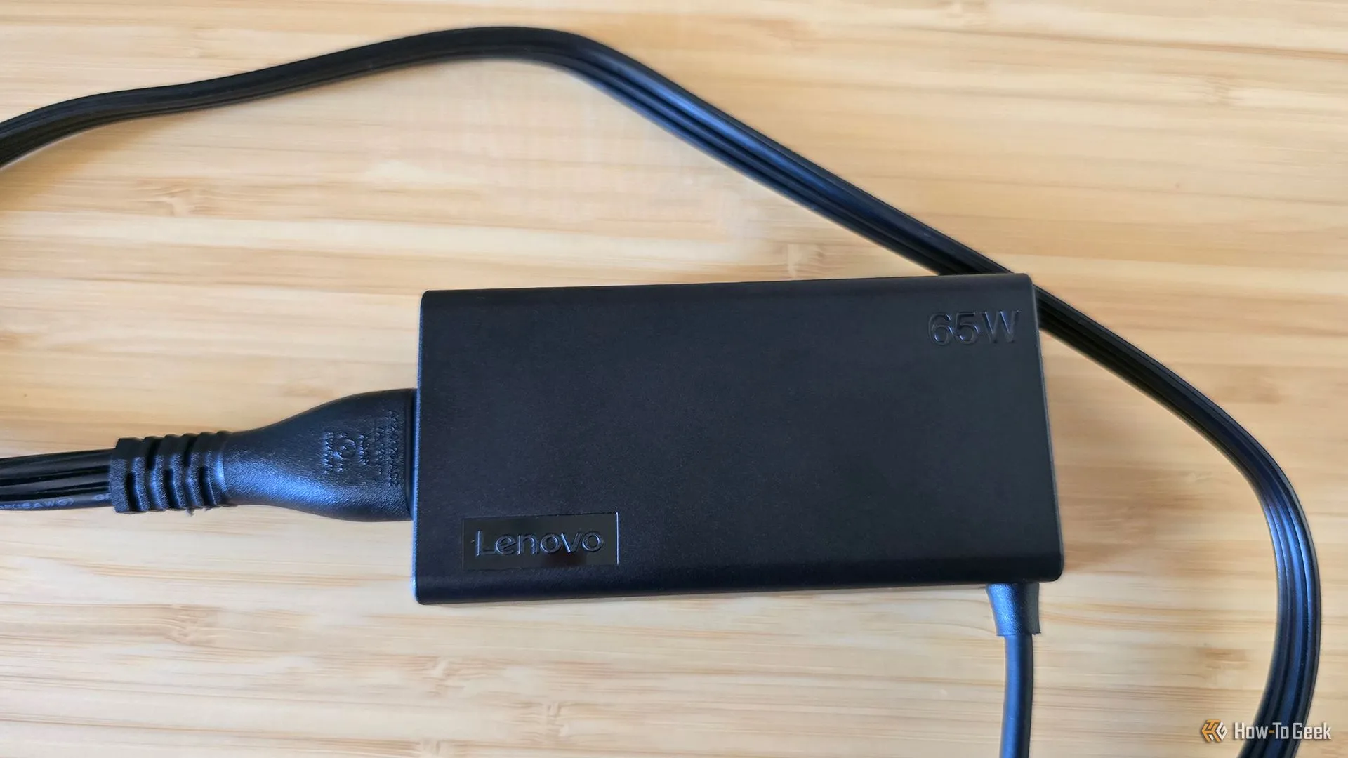 Bộ sạc USB-C 65W của laptop Lenovo Yoga 9i 2-in-1 Gen 10 Aura Edition.