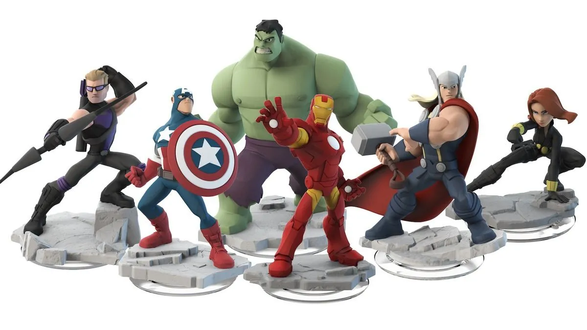 Bộ sưu tập mô hình nhân vật Marvel từ Disney Infinity 2.0, một ví dụ về game toys-to-life từng phổ biến.