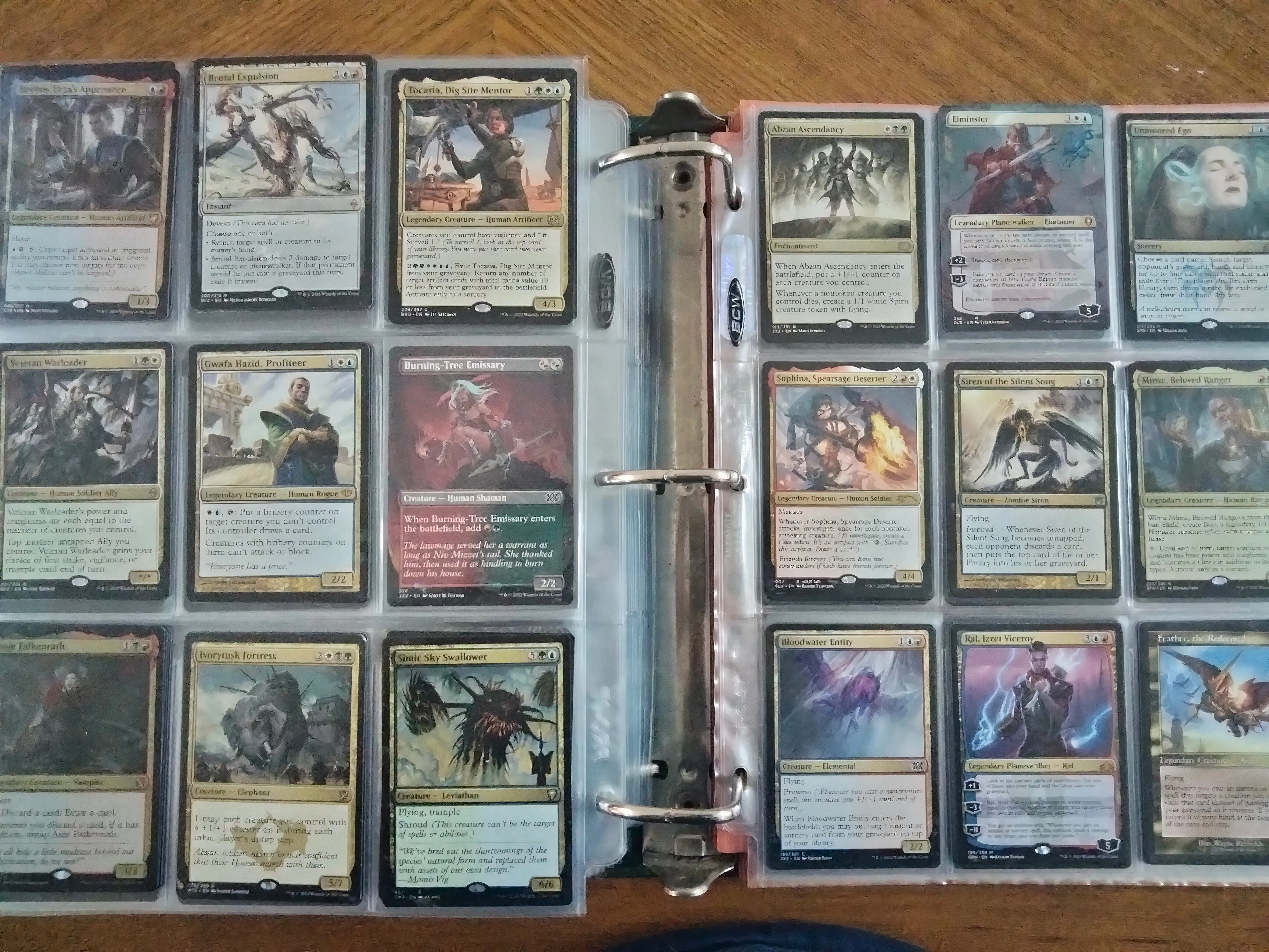 Bộ sưu tập thẻ bài Magic: The Gathering, minh họa cho game bài truyền thống