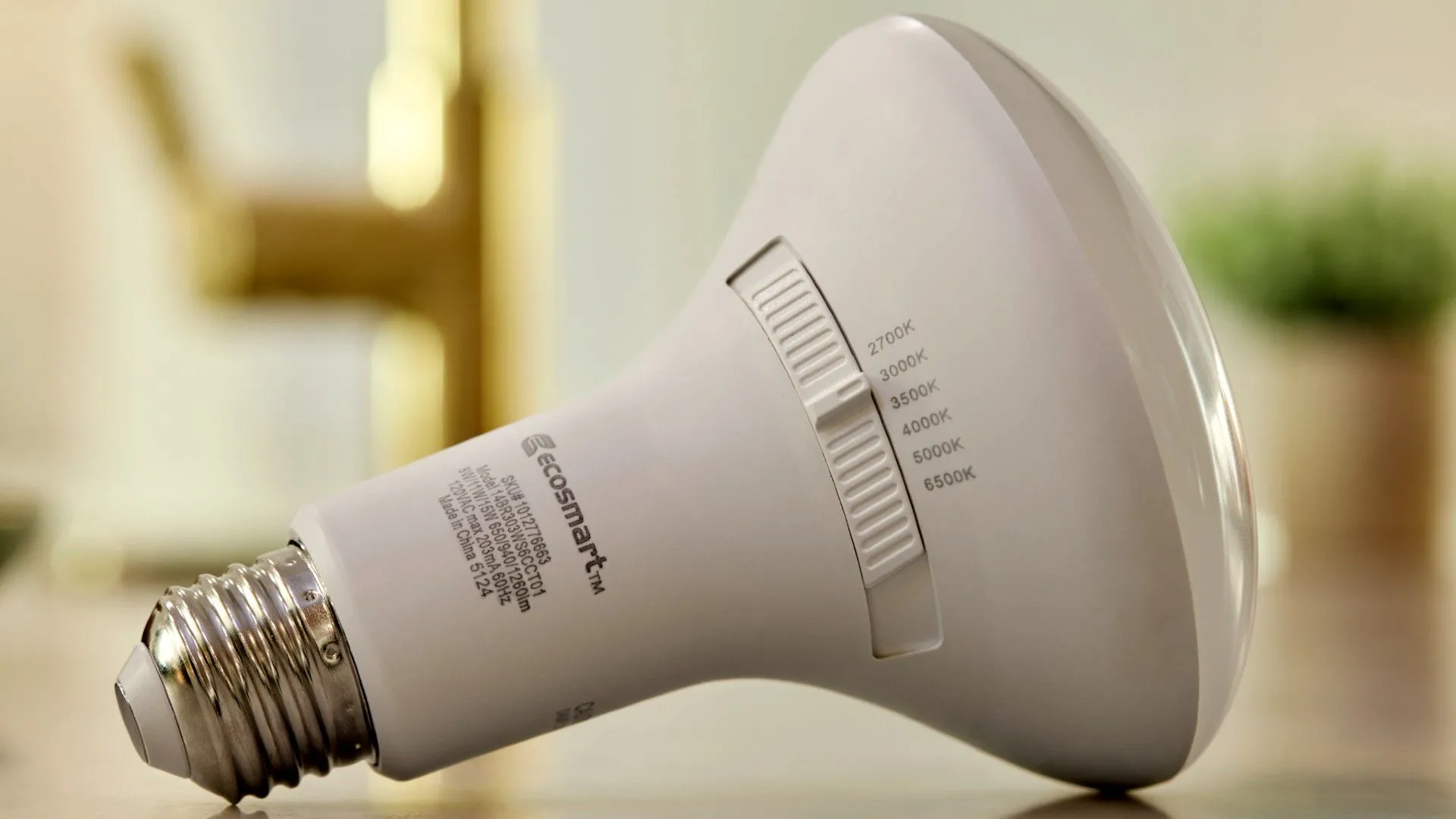 Bóng đèn thông minh EcoSmart với nhiều chế độ ánh sáng khác nhau, thể hiện tính linh hoạt trong sử dụng