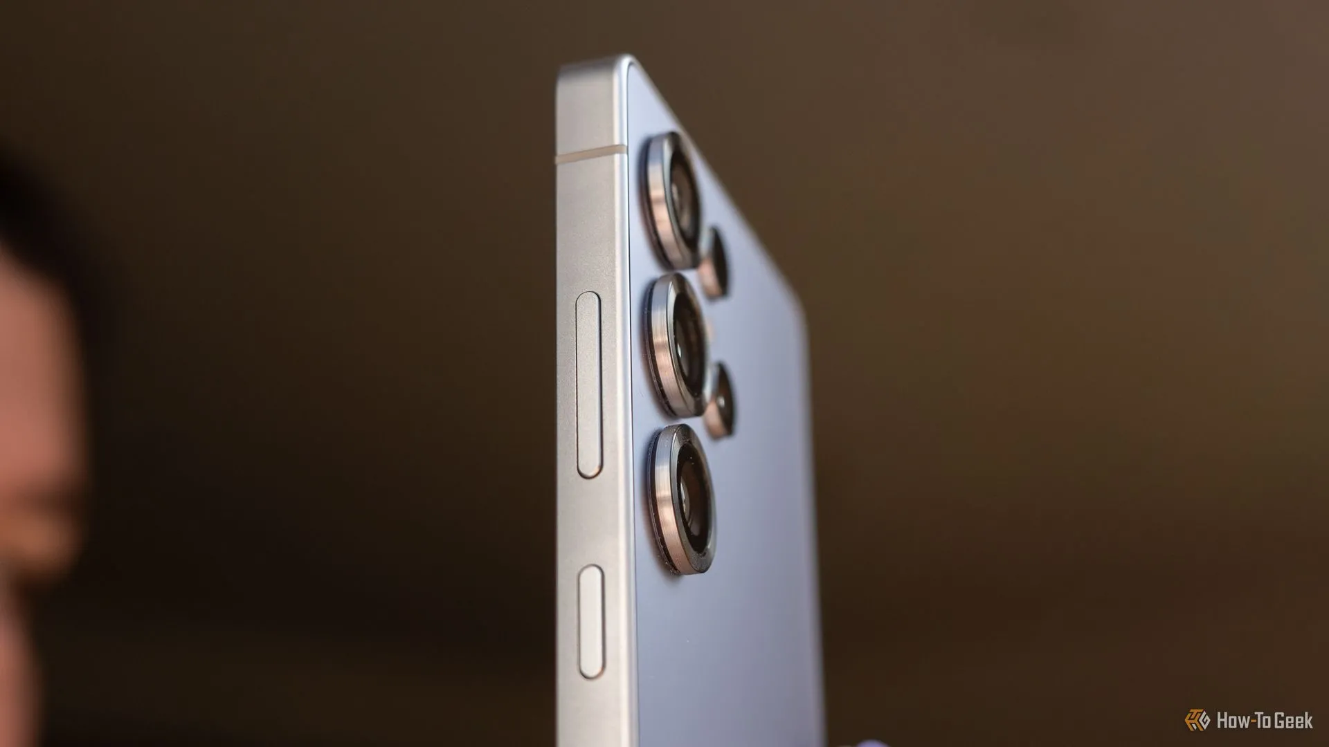 Bụi bẩn tích tụ dưới các viền camera sau của Samsung Galaxy S25 Ultra