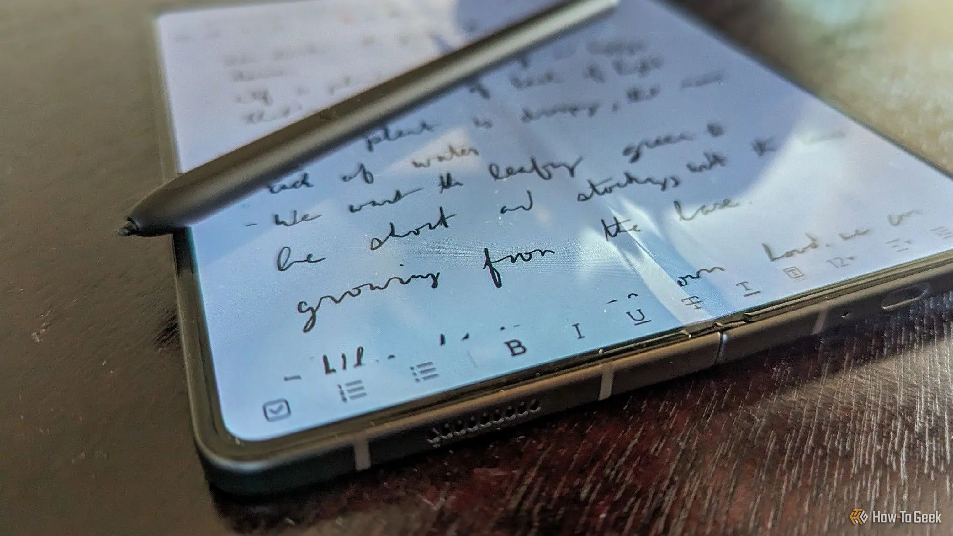 Bút S Pen Fold Edition đặt trên màn hình gập lớn của Samsung Galaxy Z Fold 5, sẵn sàng cho việc ghi chú