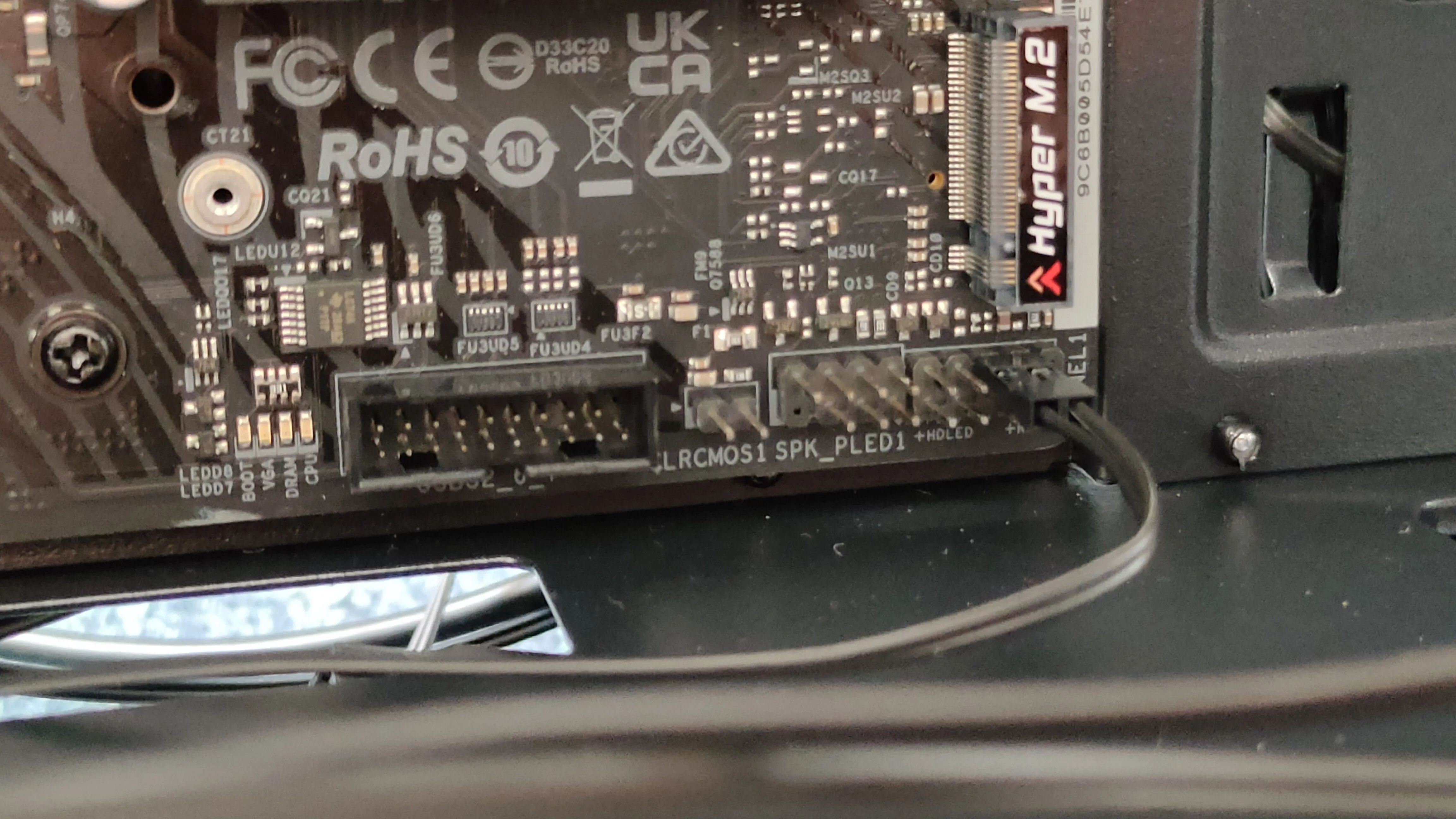 Các chân cắm Front Panel I/O trên mainboard, nơi kết nối nút nguồn, reset và đèn LED