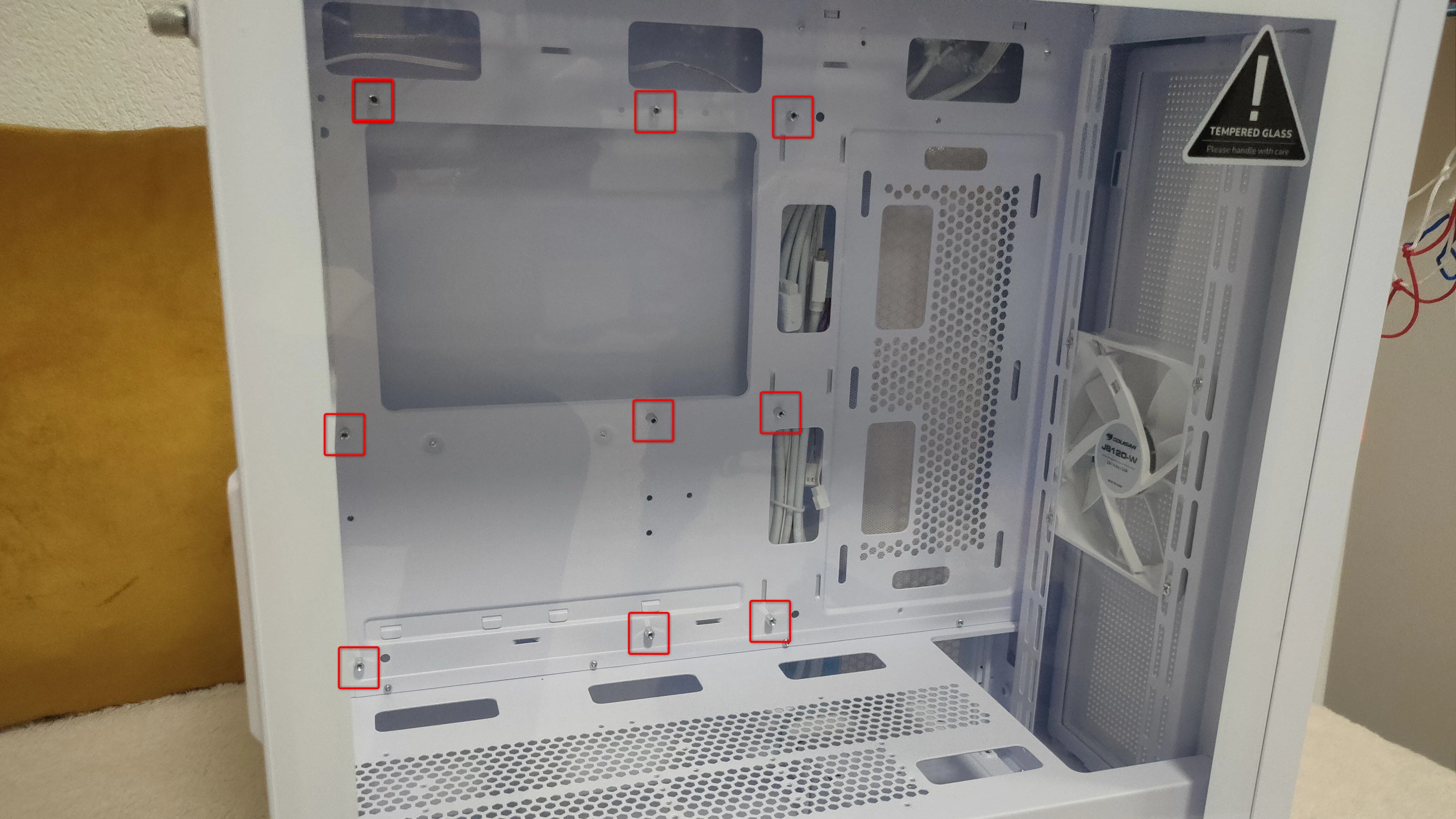 Các chân ốc (standoffs) đã được lắp sẵn trong vỏ case máy tính, sẵn sàng cho việc gắn mainboard