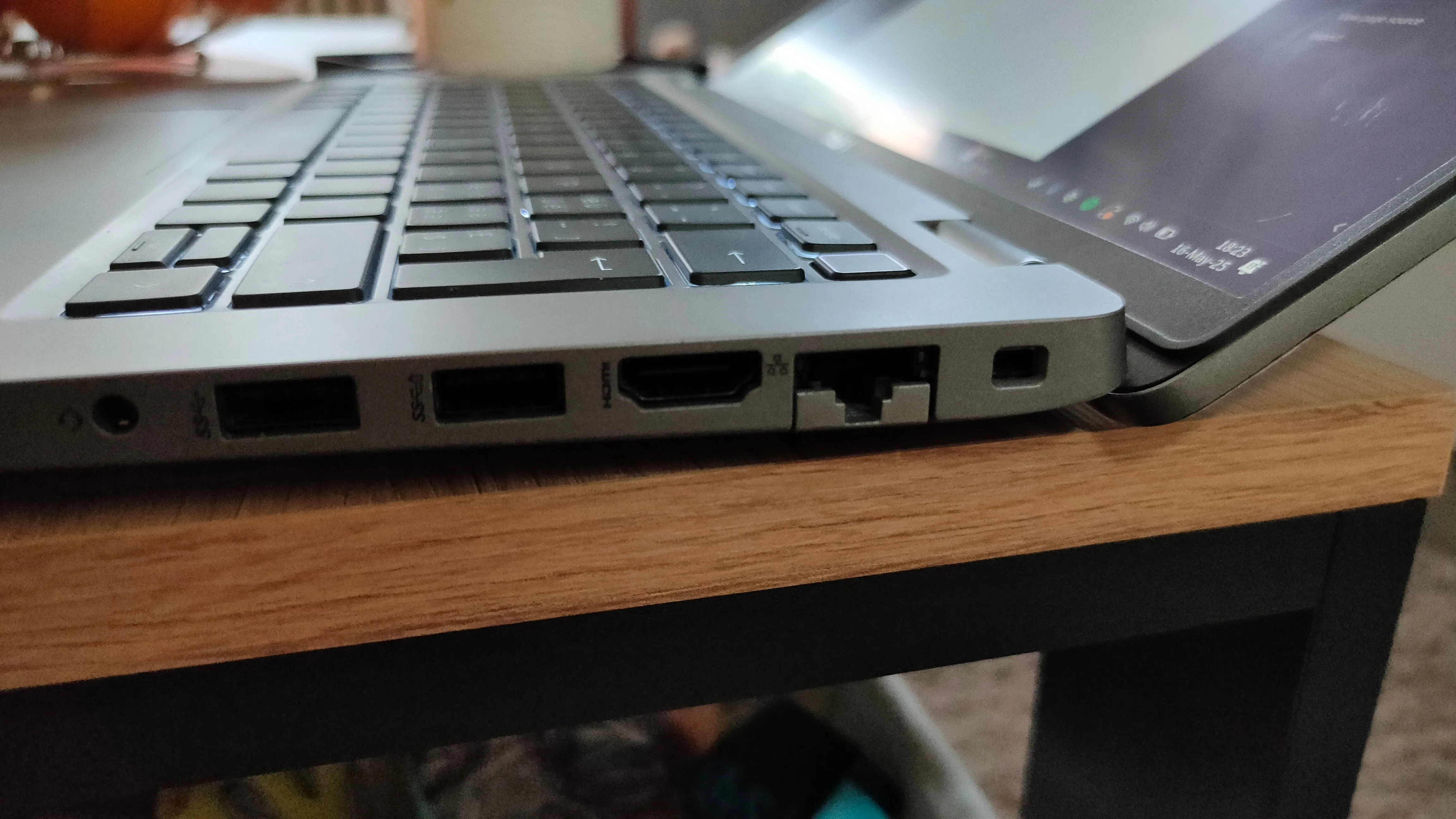 Các cổng kết nối bao gồm jack tai nghe 3.5mm, hai cổng USB-A, cổng HDMI, Ethernet và khe khóa Kensington trên cạnh một chiếc laptop