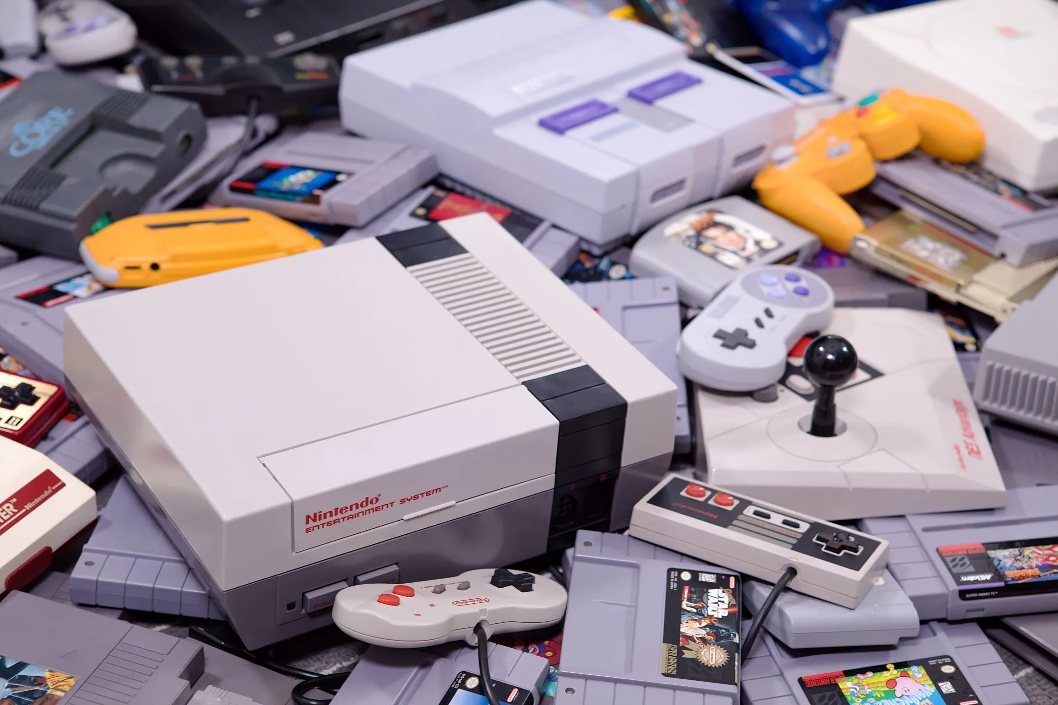 Các console huyền thoại NES và SNES của Nintendo cùng băng game cổ điển, minh họa di sản lâu dài.
