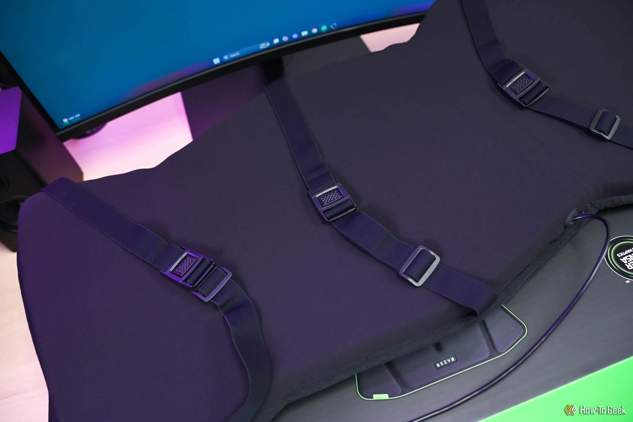 Các dây đ đai điều chỉnh của đệm ghế Razer Freyja để cố định trên ghế