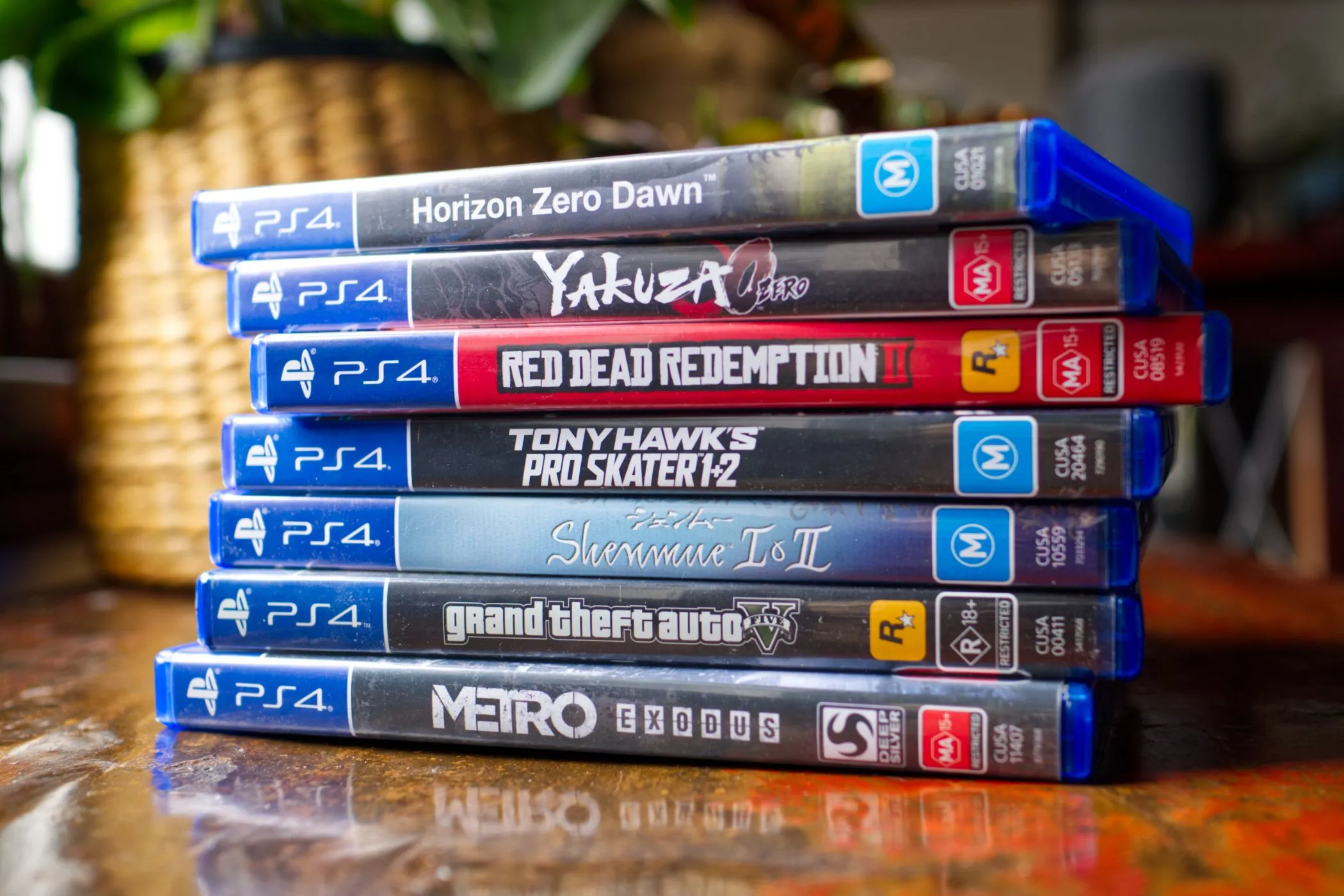 Các đĩa game PlayStation 4 được sắp xếp gọn gàng, tượng trưng cho lựa chọn game vật lý để tiết kiệm dữ liệu.