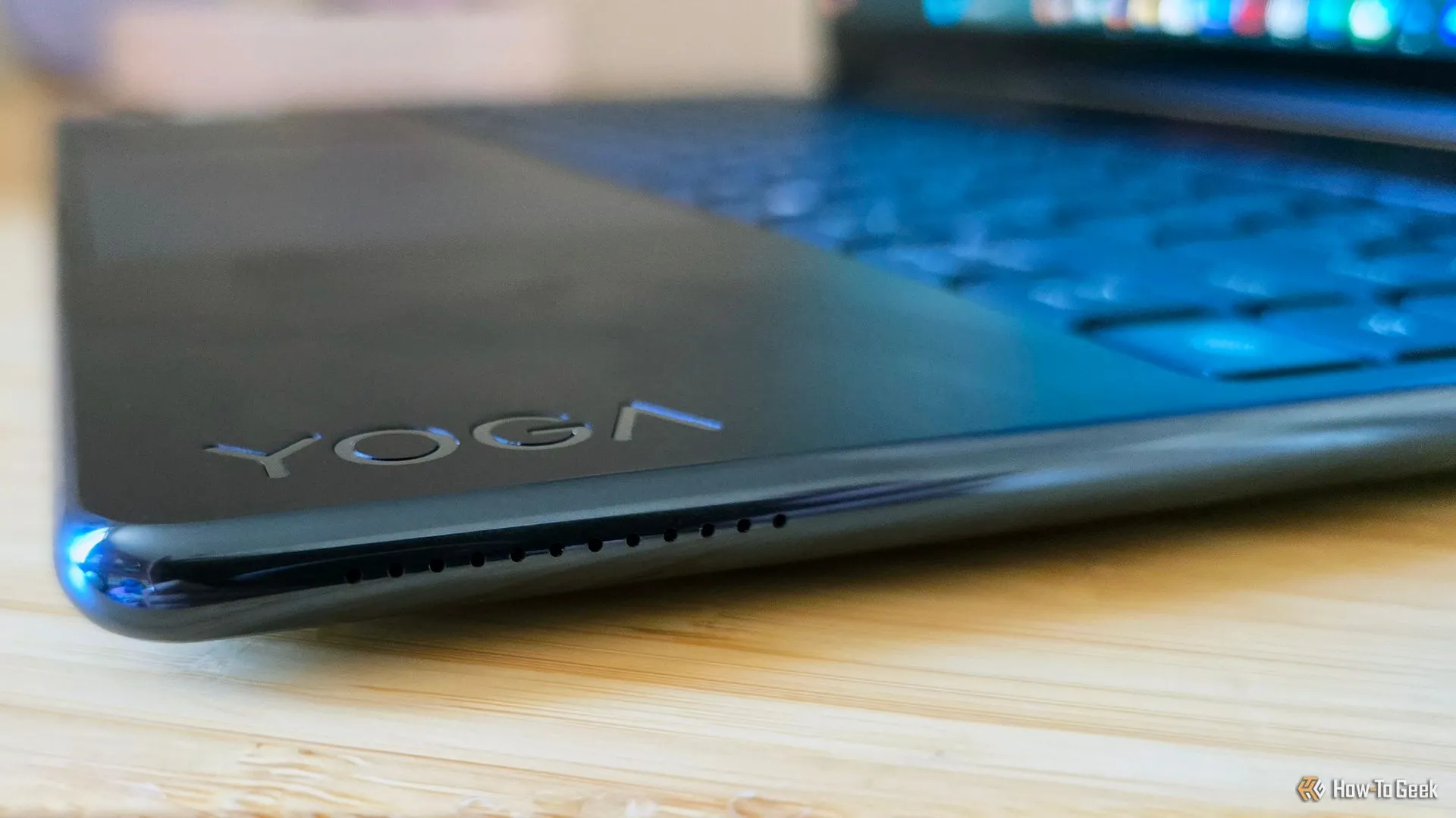 Các loa bên cạnh trên laptop Lenovo Yoga 9i 2-in-1 Gen 10 Aura Edition.