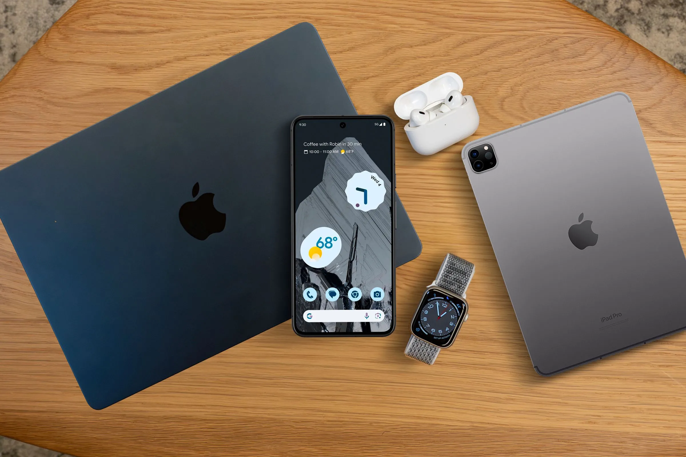 Các thiết bị công nghệ Apple (MacBook, iPad, AirPods, Apple Watch) và điện thoại Android, minh họa khả năng tương thích.