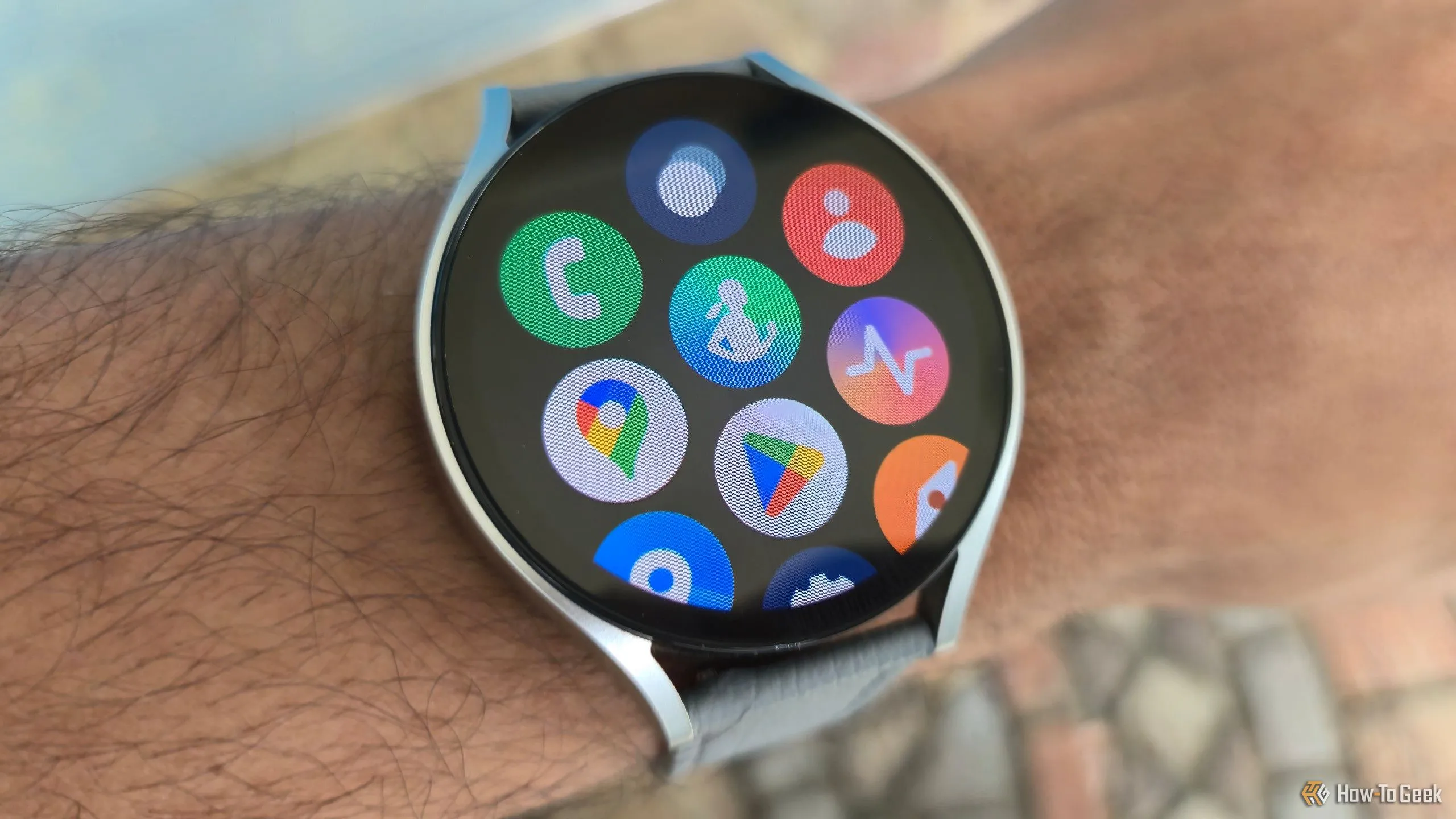 Các ứng dụng hiển thị trên màn hình đồng hồ thông minh Galaxy Watch 6, minh họa giao diện của thiết bị đeo.
