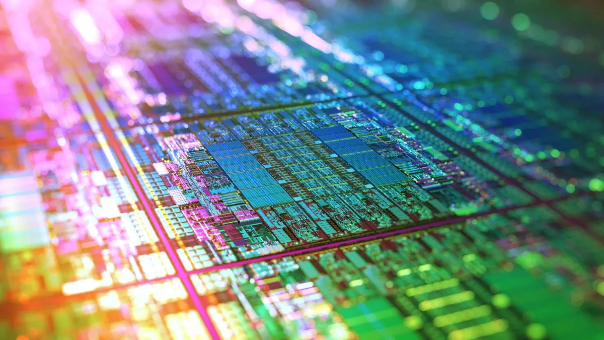 Các vi mạch silicon óng ánh đang trong quá trình sản xuất, minh họa sự phức tạp của công nghệ chip