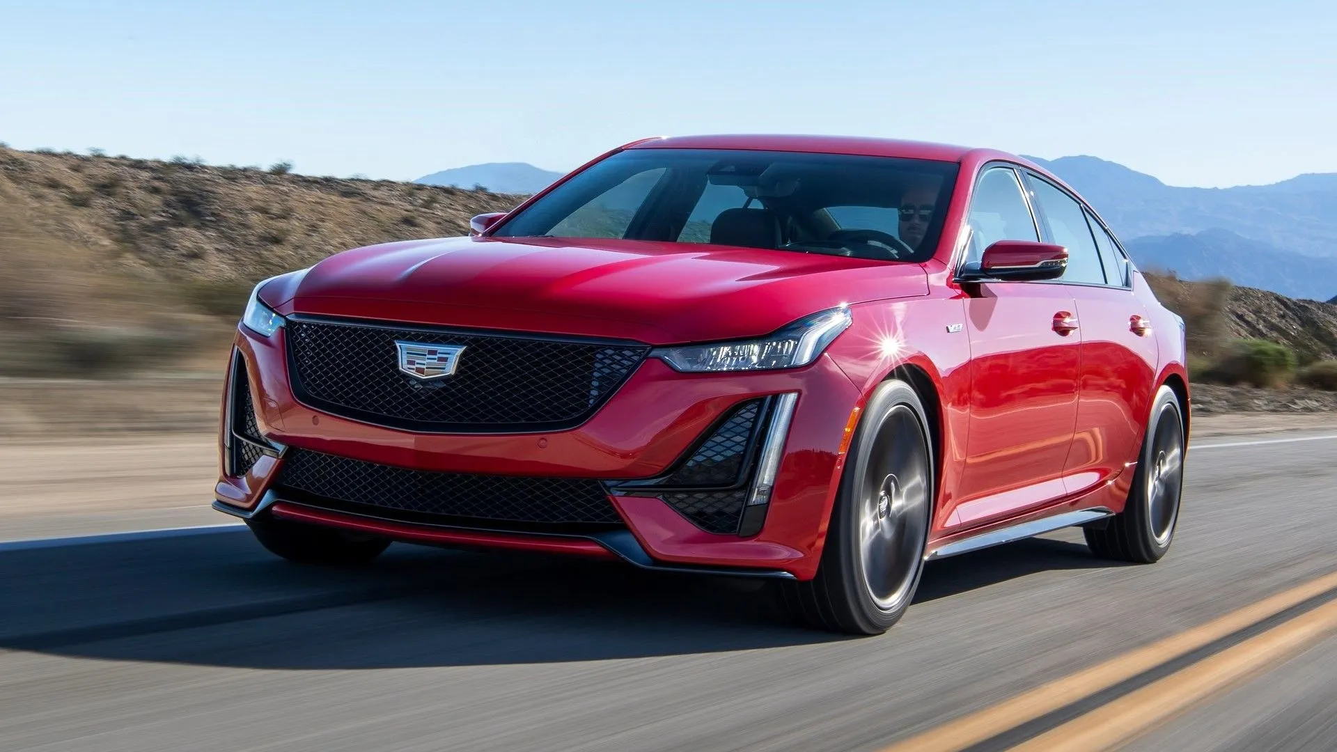 Cadillac CT5-V 2020 màu xám than nhìn từ góc 3/4 phía trước, với thiết kế hiện đại và mạnh mẽ