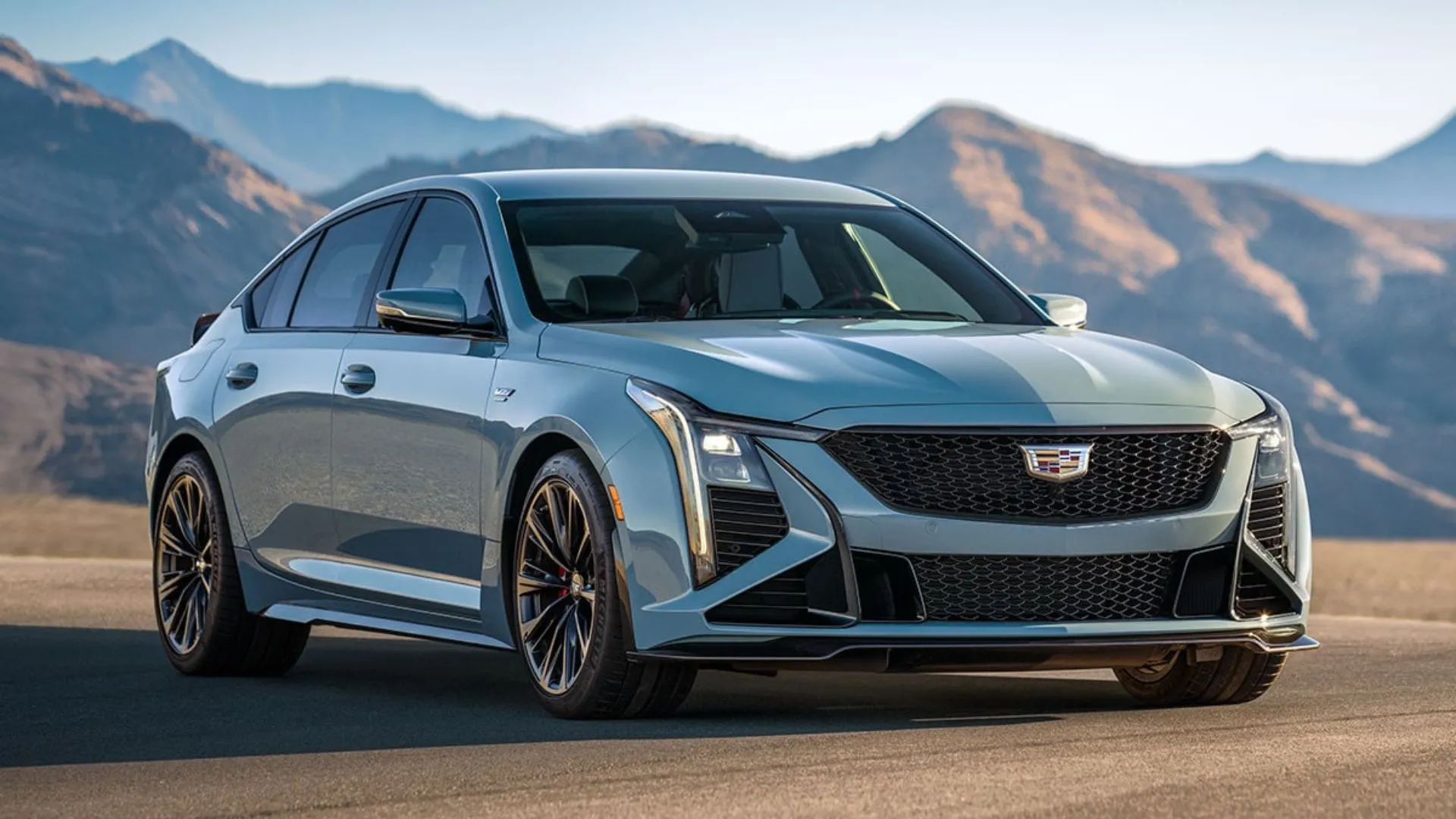 Cadillac CT5-V 2025 màu xám trên con đường núi