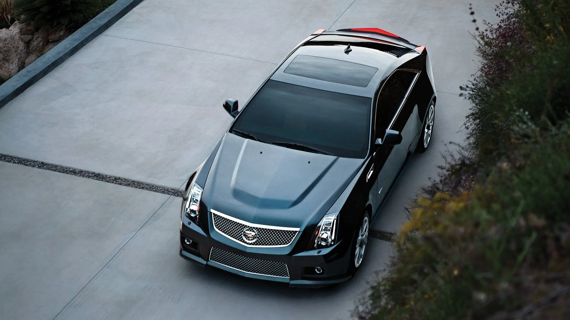 Cadillac CTS-V Coupe 2011 với góc nhìn từ trên cao, nổi bật đường nét cơ bắp và mạnh mẽ