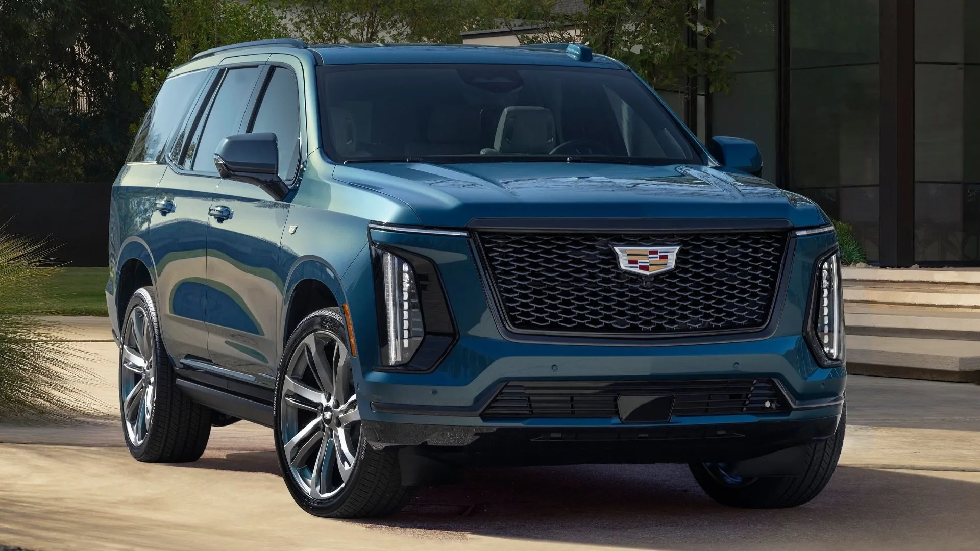 Cadillac Escalade 2025 nhìn từ góc 3/4 phía trước, thể hiện sự sang trọng và mạnh mẽ của mẫu SUV cỡ lớn