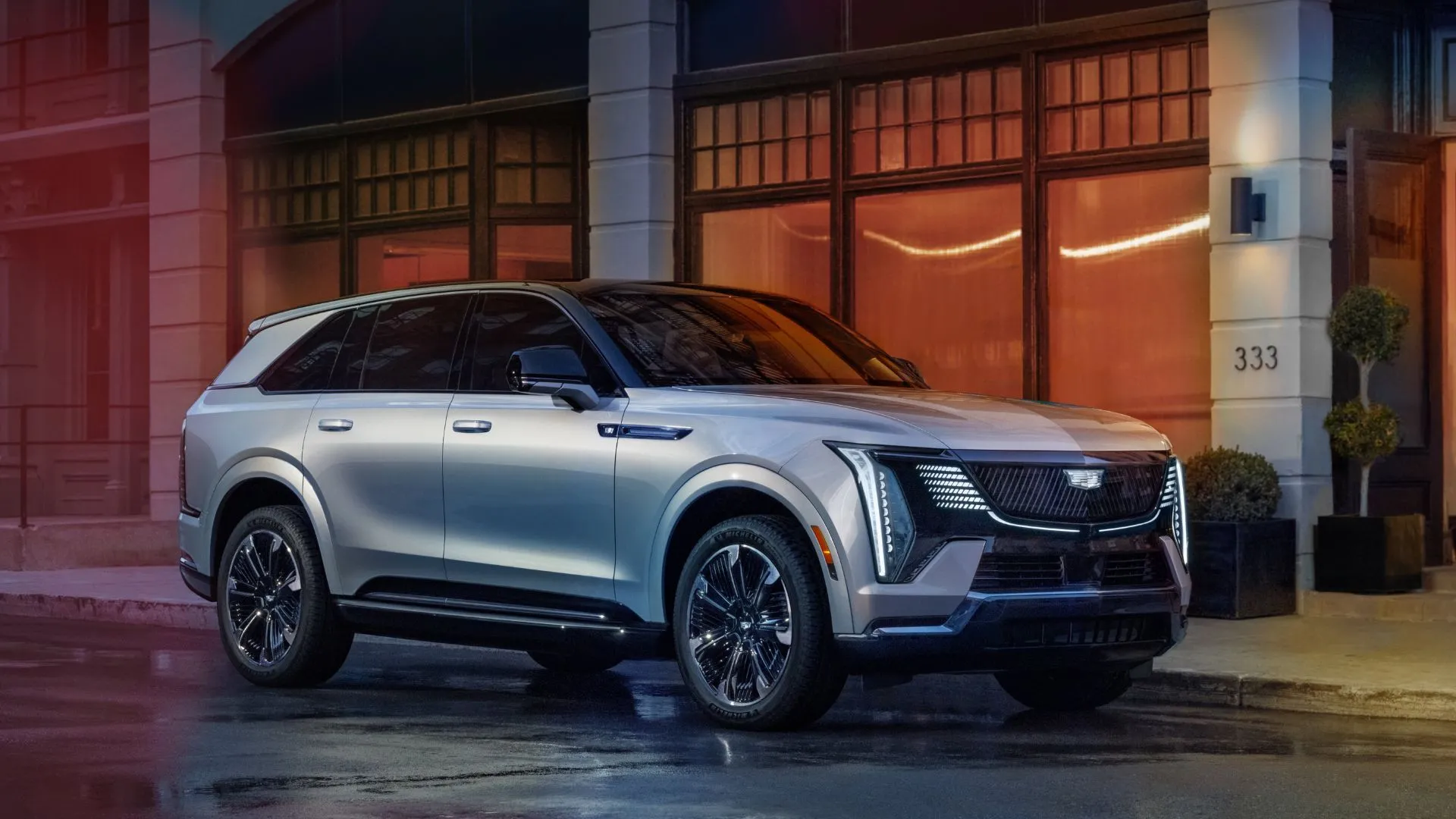 Cadillac Escalade IQ 2025 phiên bản Sport đỗ cạnh vỉa hè thành phố, biểu tượng của SUV điện hạng sang