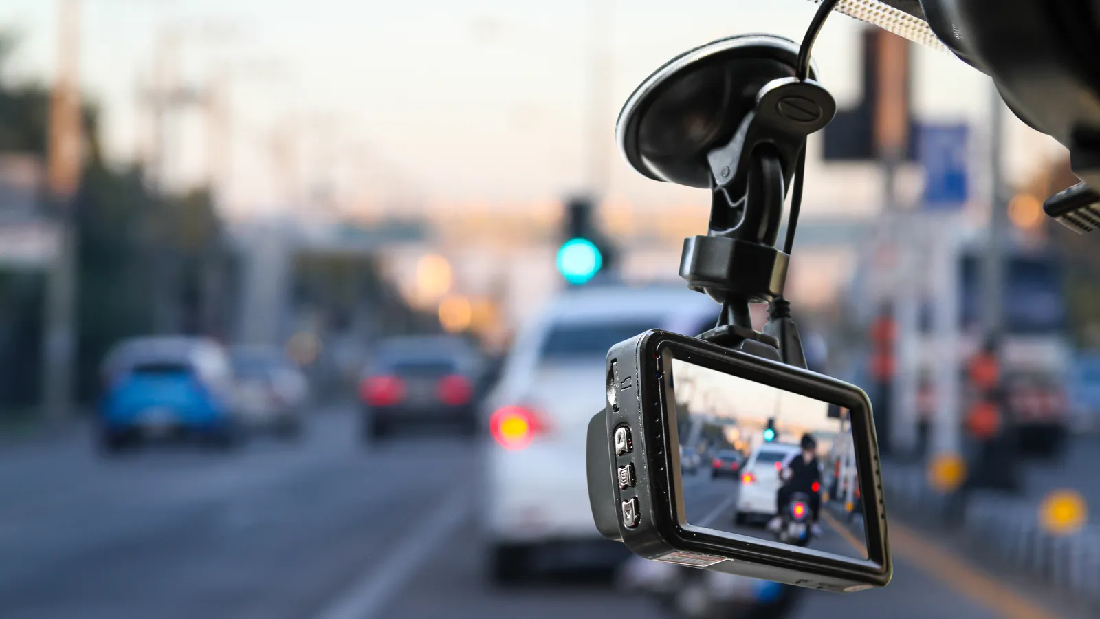 Camera hành trình gắn trên kính chắn gió ô tô ghi lại hình ảnh đường đi