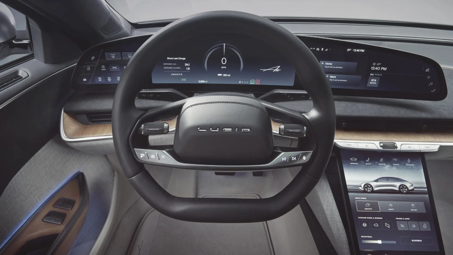 Cận cảnh bảng điều khiển Pilot Panel của Lucid Air Grand Touring, nổi bật với màn hình hiển thị 34 inch và giao diện hiện đại