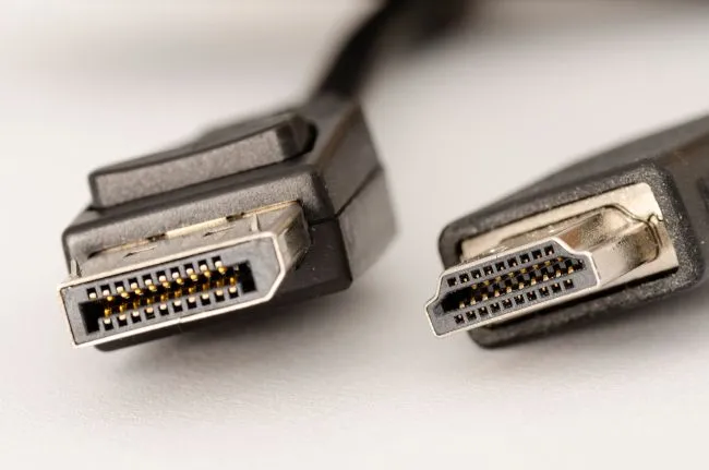 Cận cảnh các cổng kết nối DisplayPort và HDMI trên màn hình