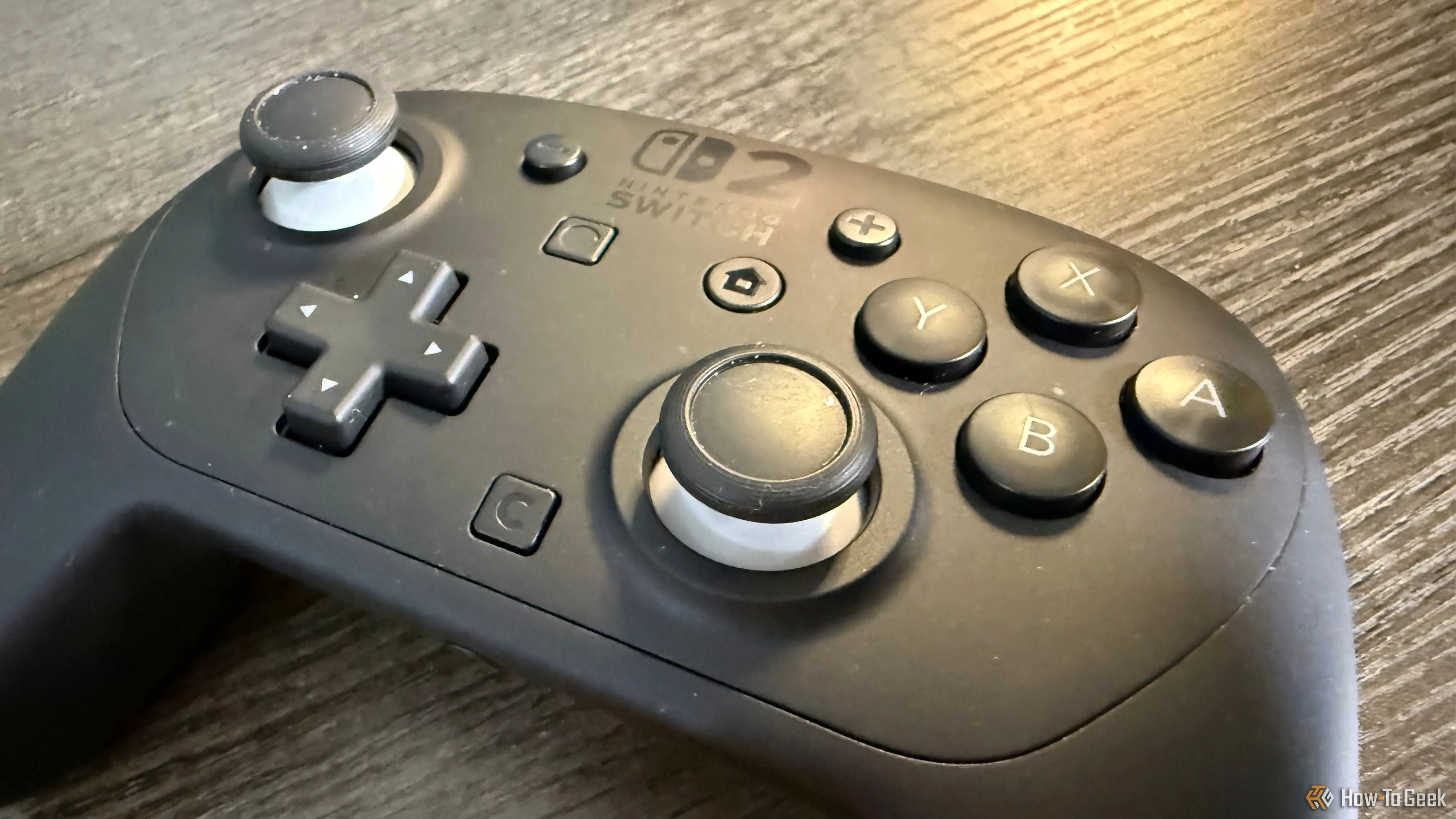 Cận cảnh các nút bấm, cần analog và D-pad của Nintendo Switch 2 Pro Controller, nhấn mạnh sự cải tiến về độ nhạy và độ mượt