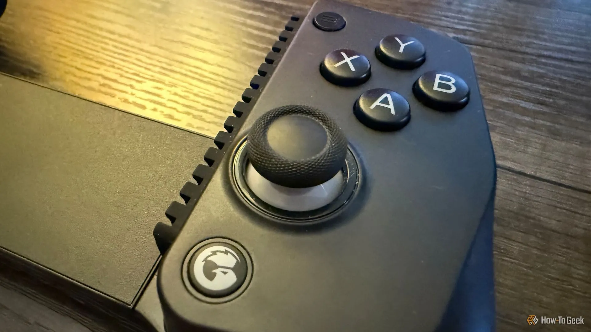Cận cảnh các nút điều khiển và cò bấm (trigger) bên phải của GameSir X5 Lite, với ký hiệu Xbox và Nintendo.