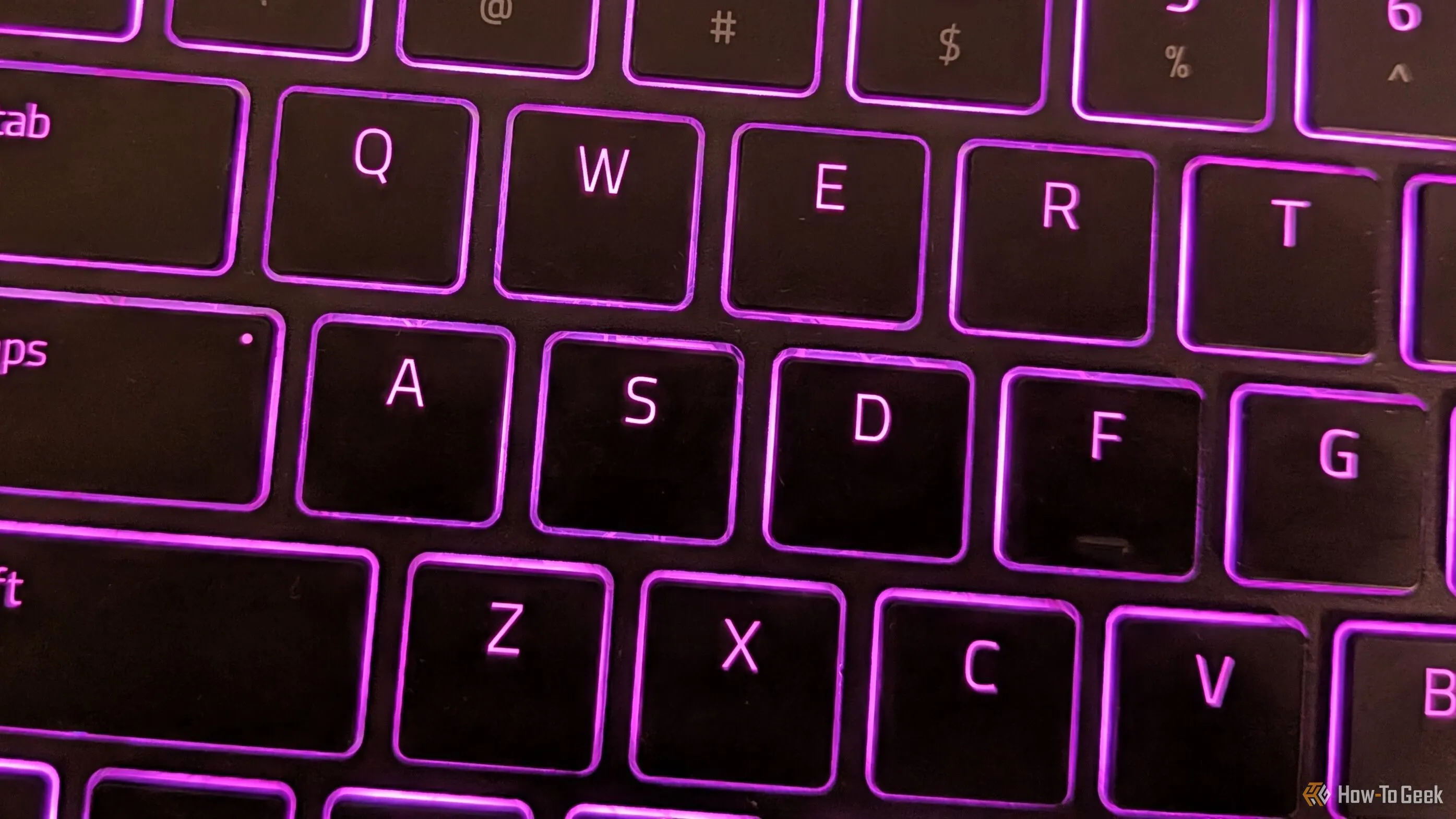 Cận cảnh các phím ASDF của bàn phím Razer Joro với đèn nền RGB sáng rõ
