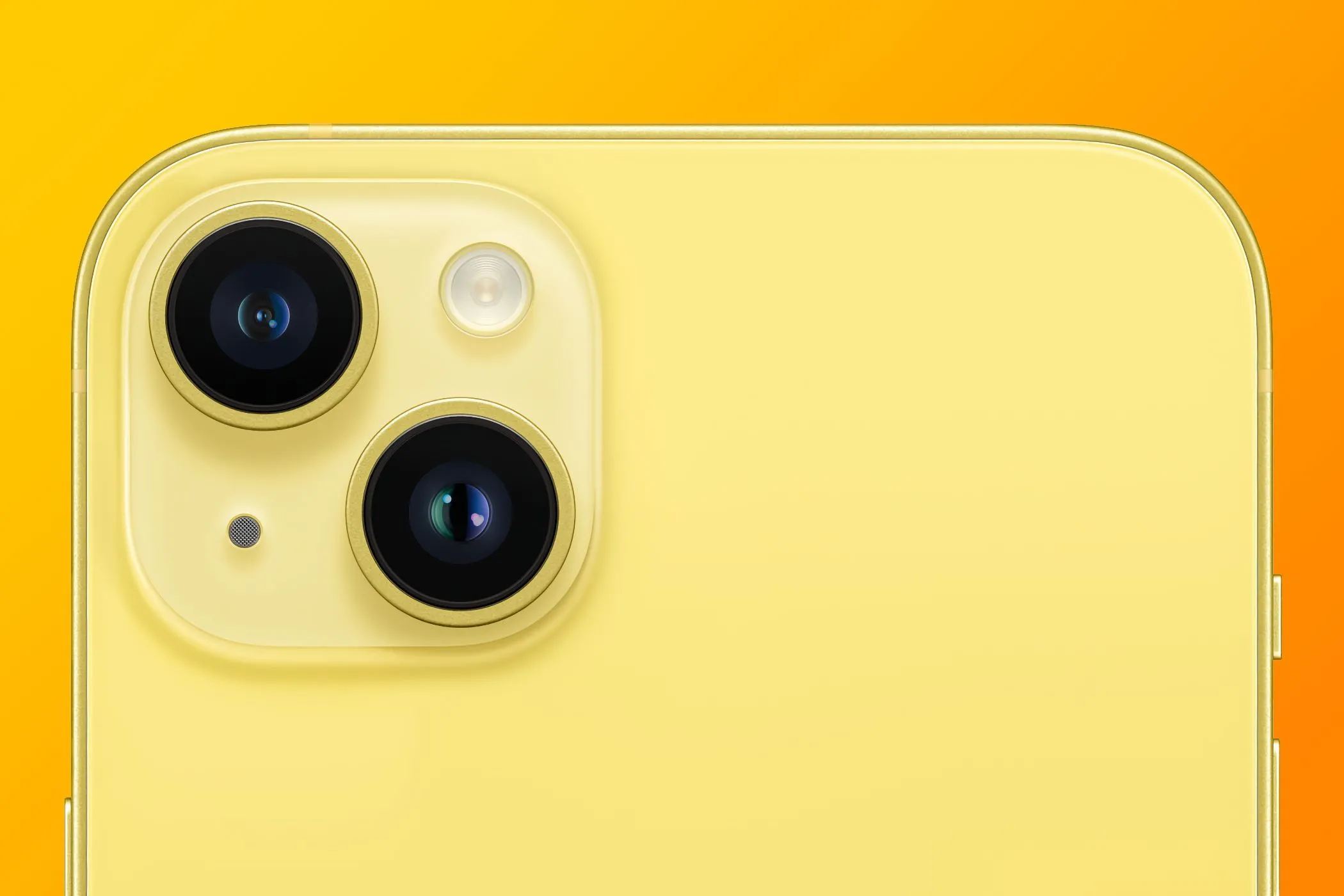 Cận cảnh cụm camera kép trên iPhone 14 Plus màu vàng, minh họa xu hướng ra mắt màu sắc mới của Apple