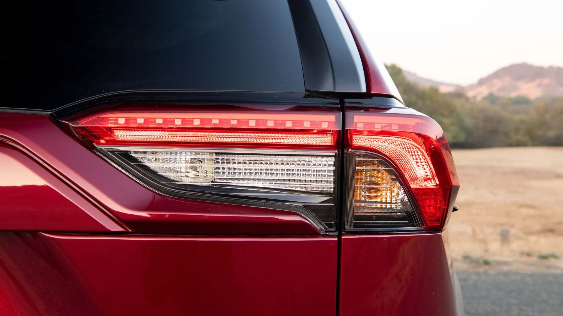 Cận cảnh cụm đèn hậu LED hiện đại của Toyota RAV4 2019, góp phần tạo nên vẻ ngoài mạnh mẽ và khả năng nhận diện tốt.