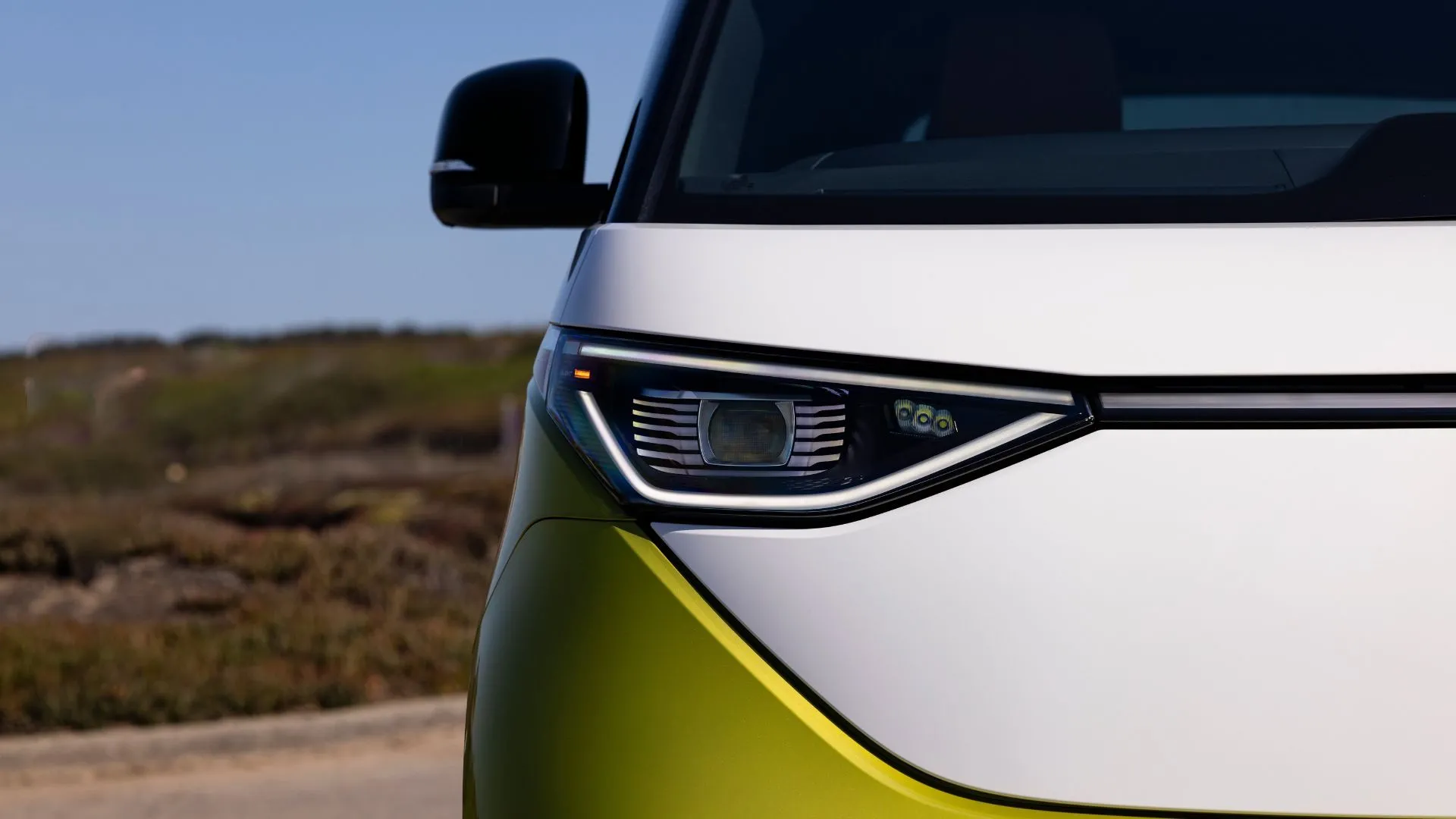 Cận cảnh đèn pha xe Volkswagen ID. Buzz màu vàng, mẫu xe điện retro đang gặp lỗi thu hồi dây an toàn