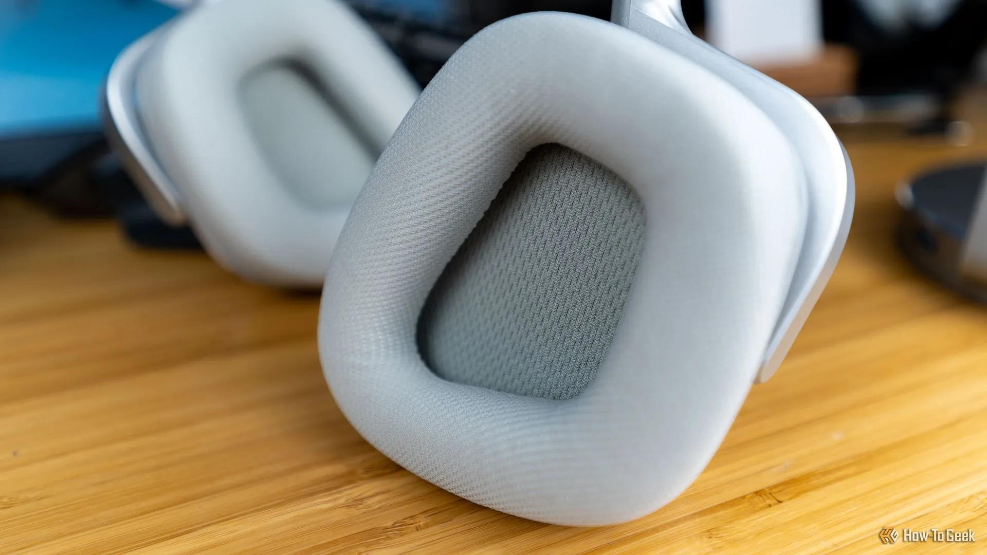 Cận cảnh earcup tai nghe Corsair Void Wireless V2, chất liệu mềm mại tạo sự thoải mái