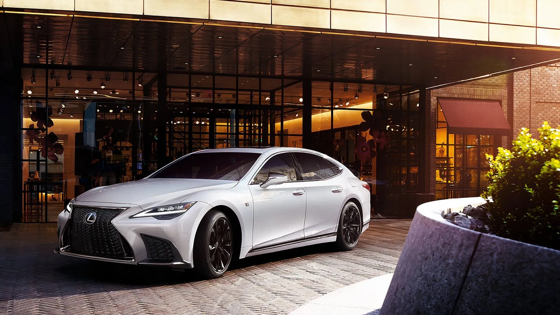 Cận cảnh góc 3/4 phía trước của mẫu xe sang trọng Lexus LS 500 đời 2025