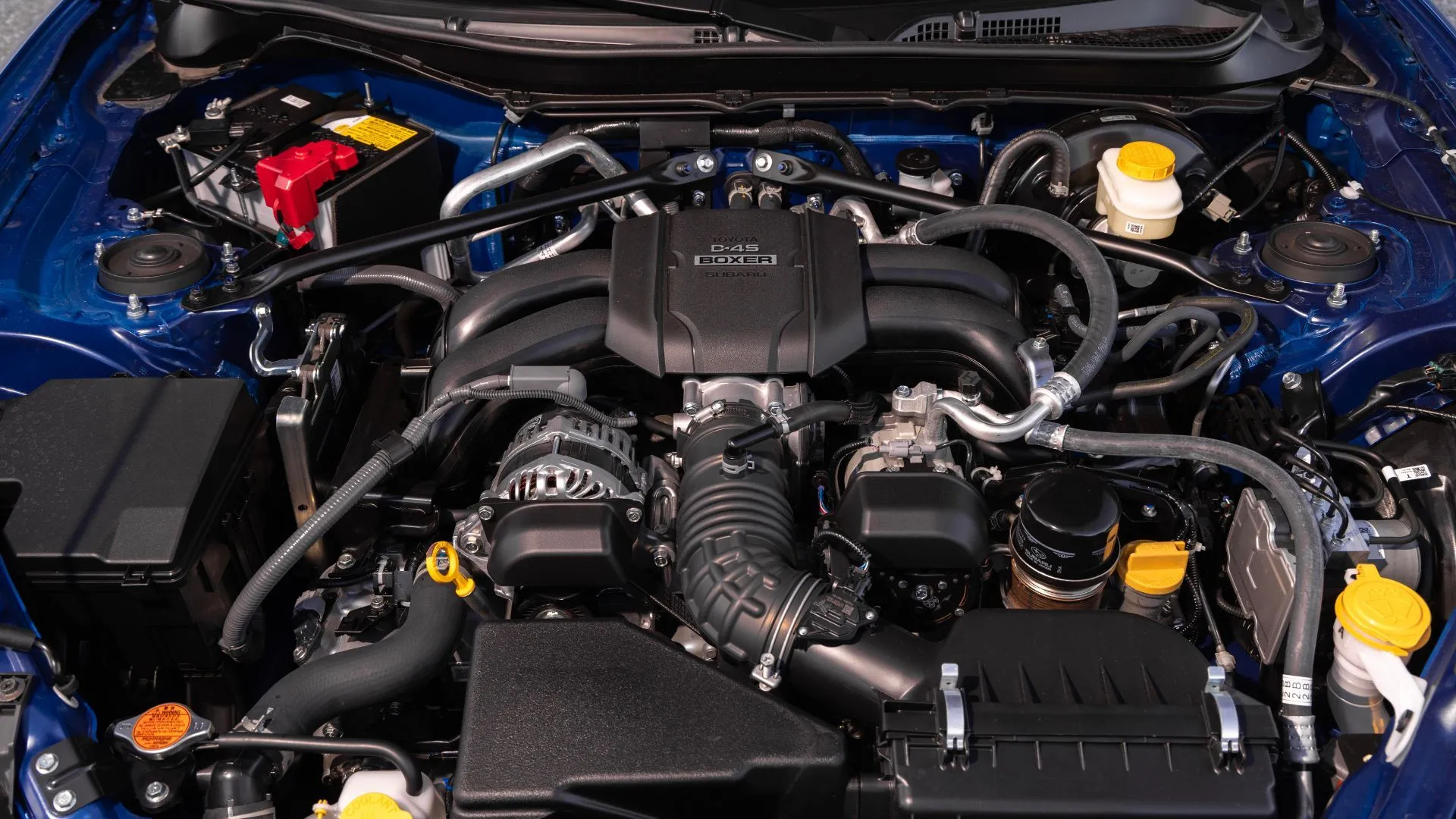 Cận cảnh khoang động cơ của Subaru BRZ 2024 tS, hiển thị động cơ Boxer 2.4L hút khí tự nhiên mạnh mẽ và cân đối