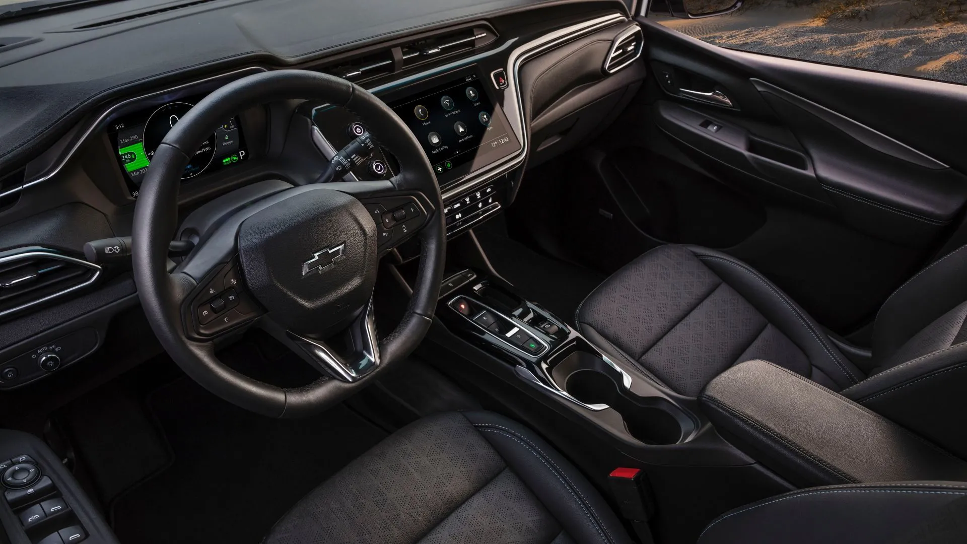 Cận cảnh không gian cabin Chevrolet Bolt EV 2022, với ghế trước, vô lăng và màn hình thông tin giải trí, nhấn mạnh nội thất hiện đại và tiện dụng.